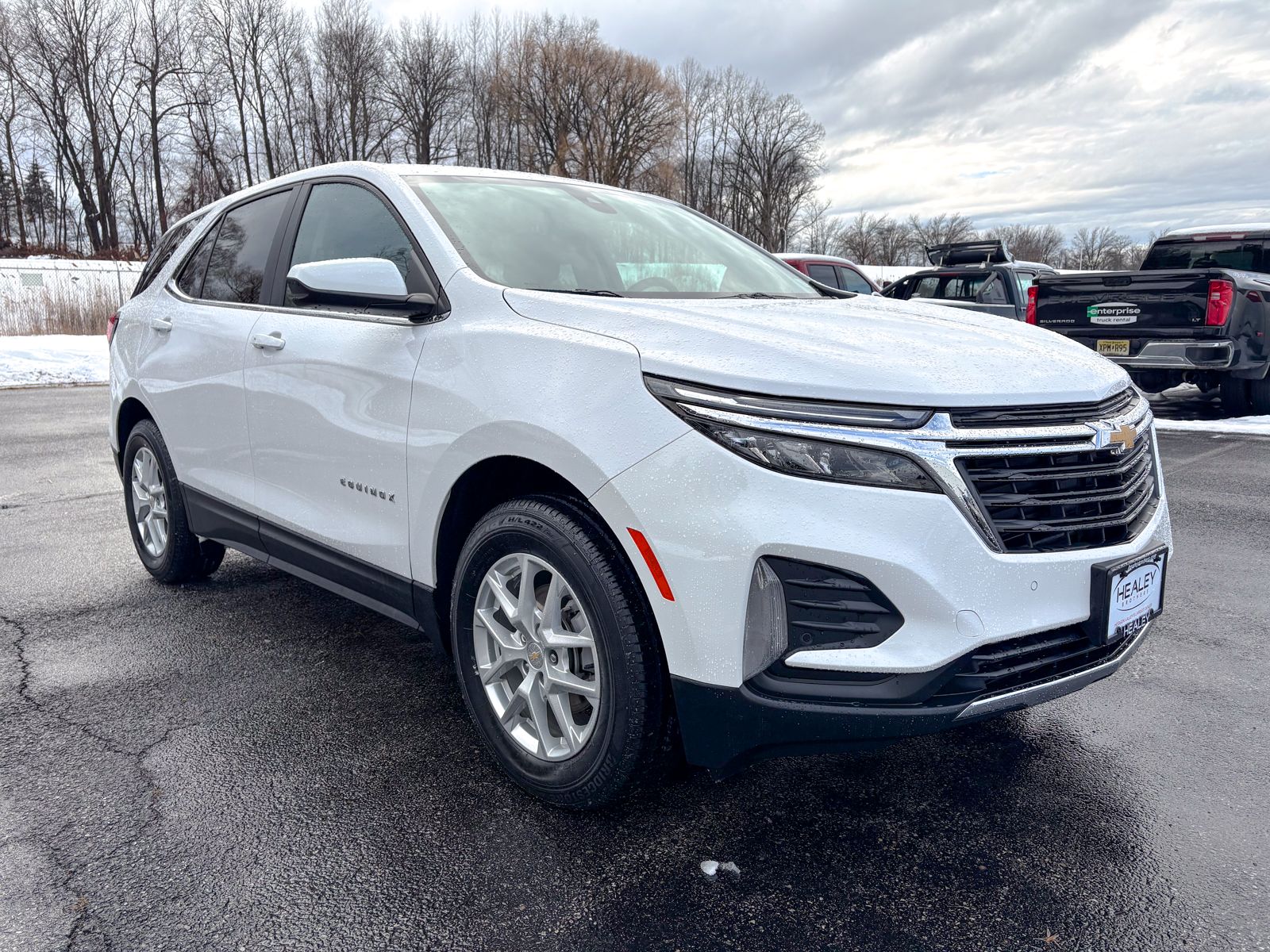 Photo view of 2022 Chevrolet Equinox in White