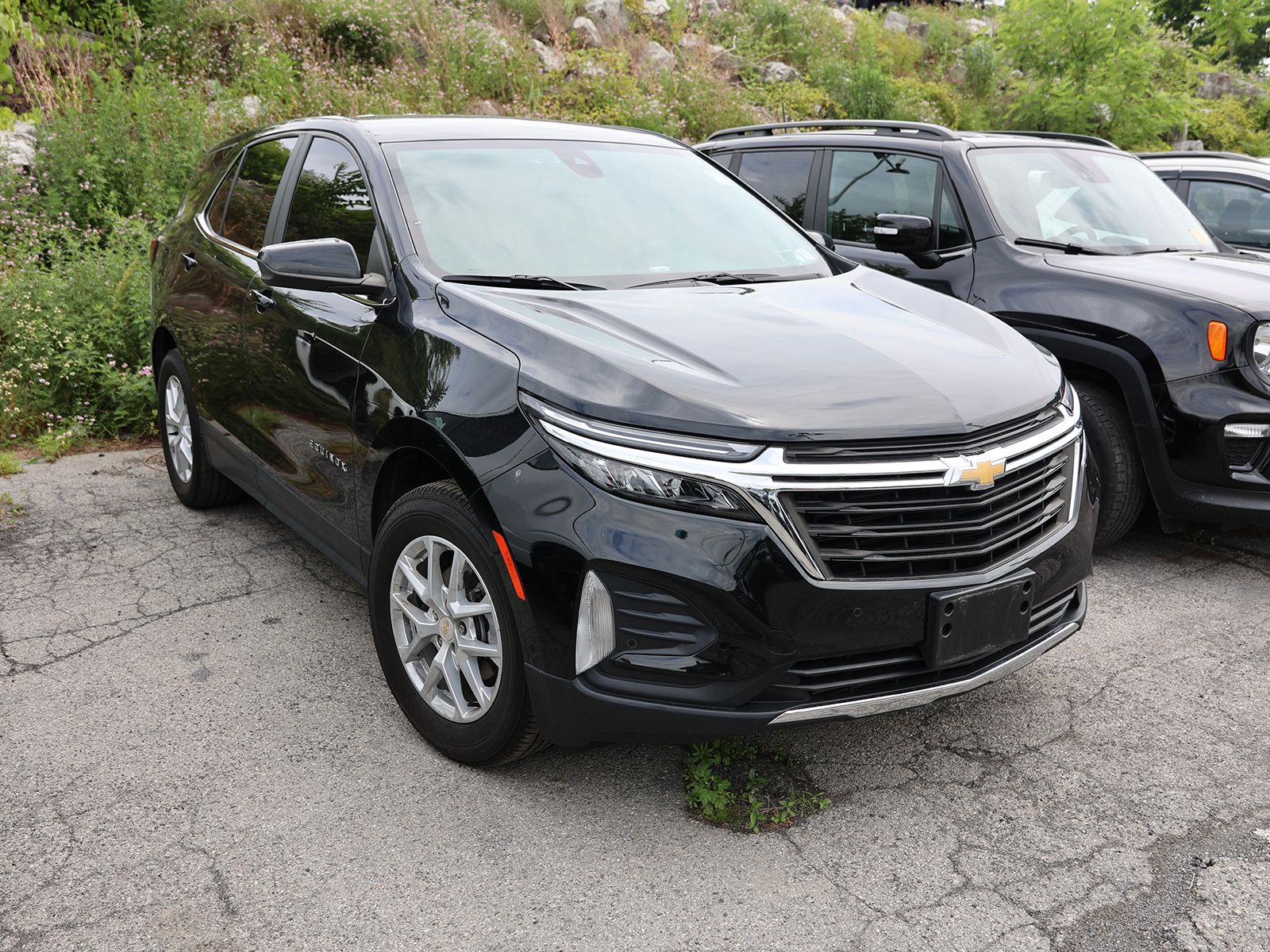 Photo view of 2022 Chevrolet Equinox in Black