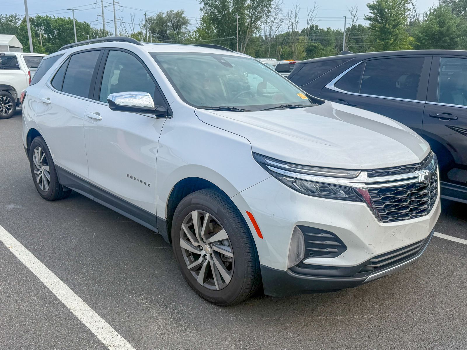 Photo view of 2022 Chevrolet Equinox in White