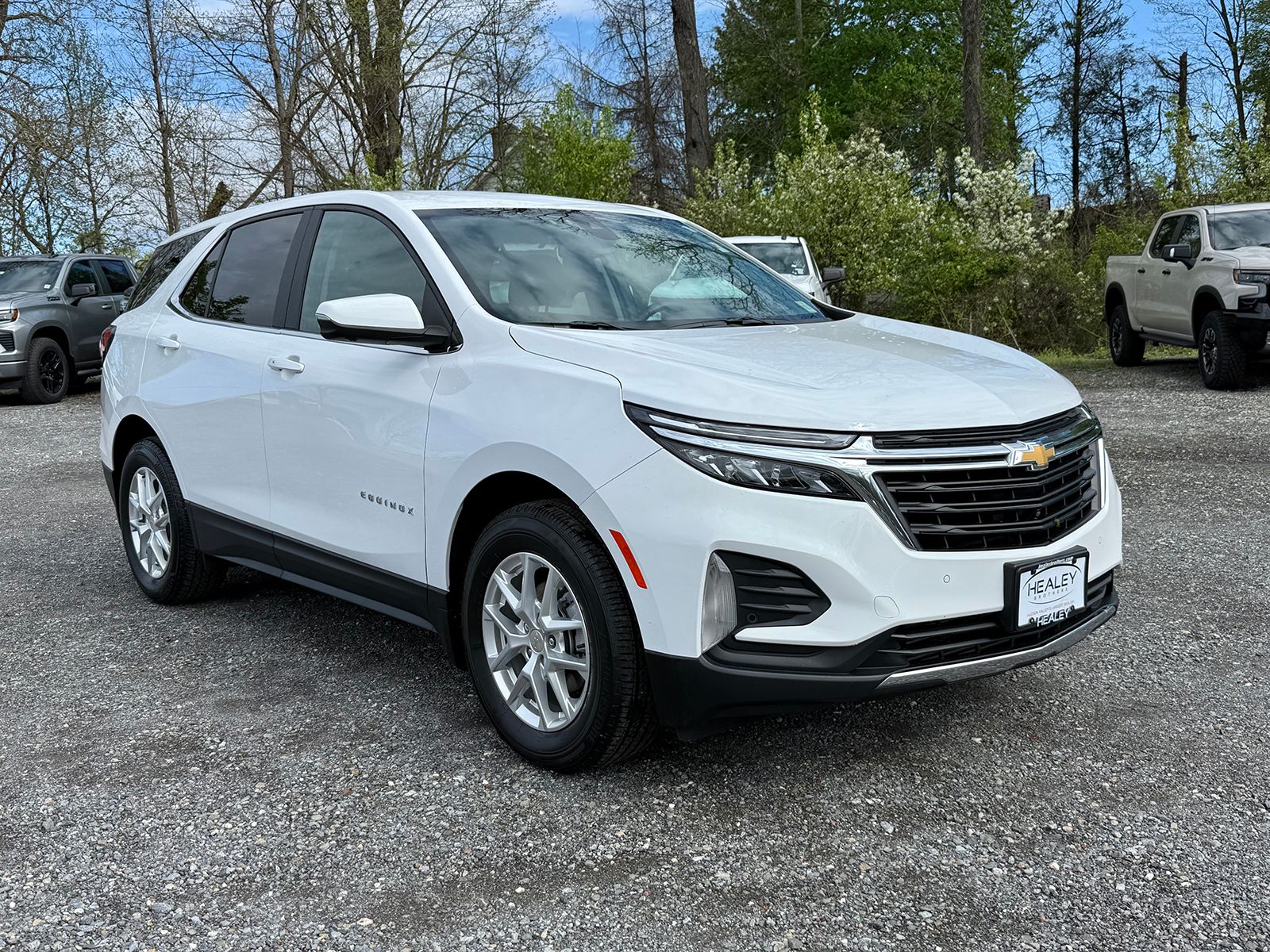 Photo view of 2022 Chevrolet Equinox in White