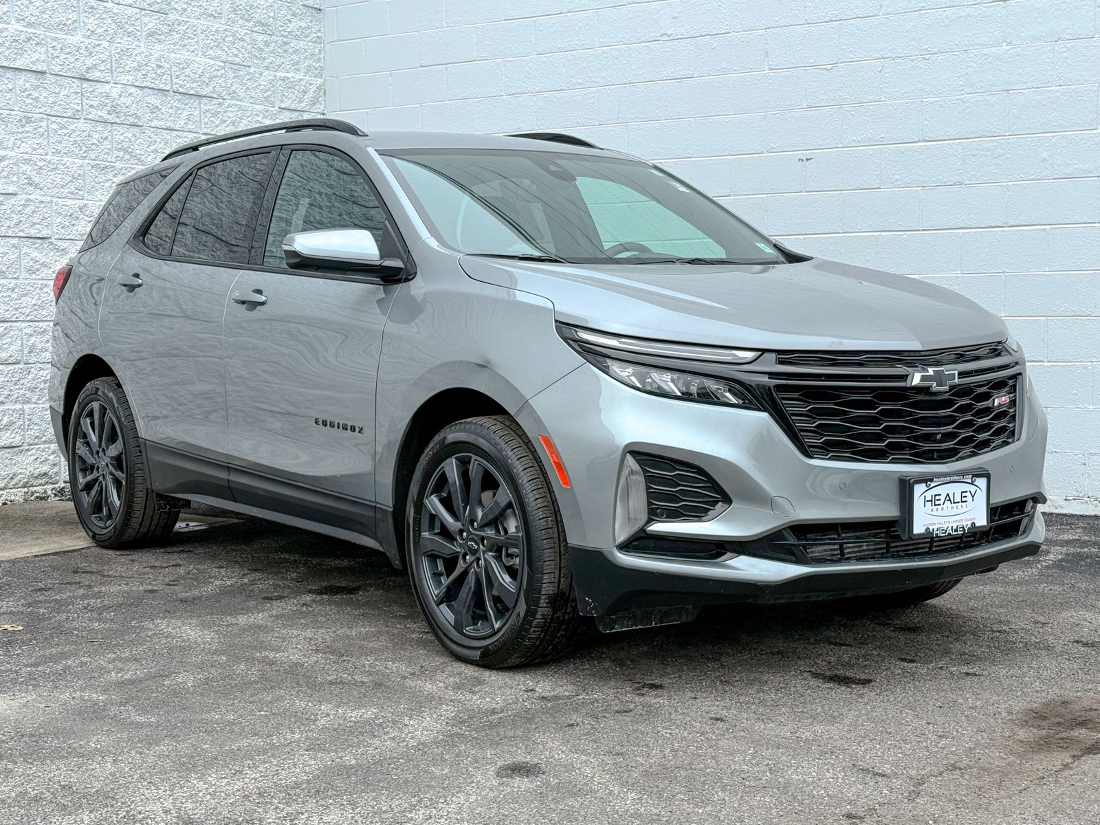 Photo view of 2024 Chevrolet Equinox in Gray