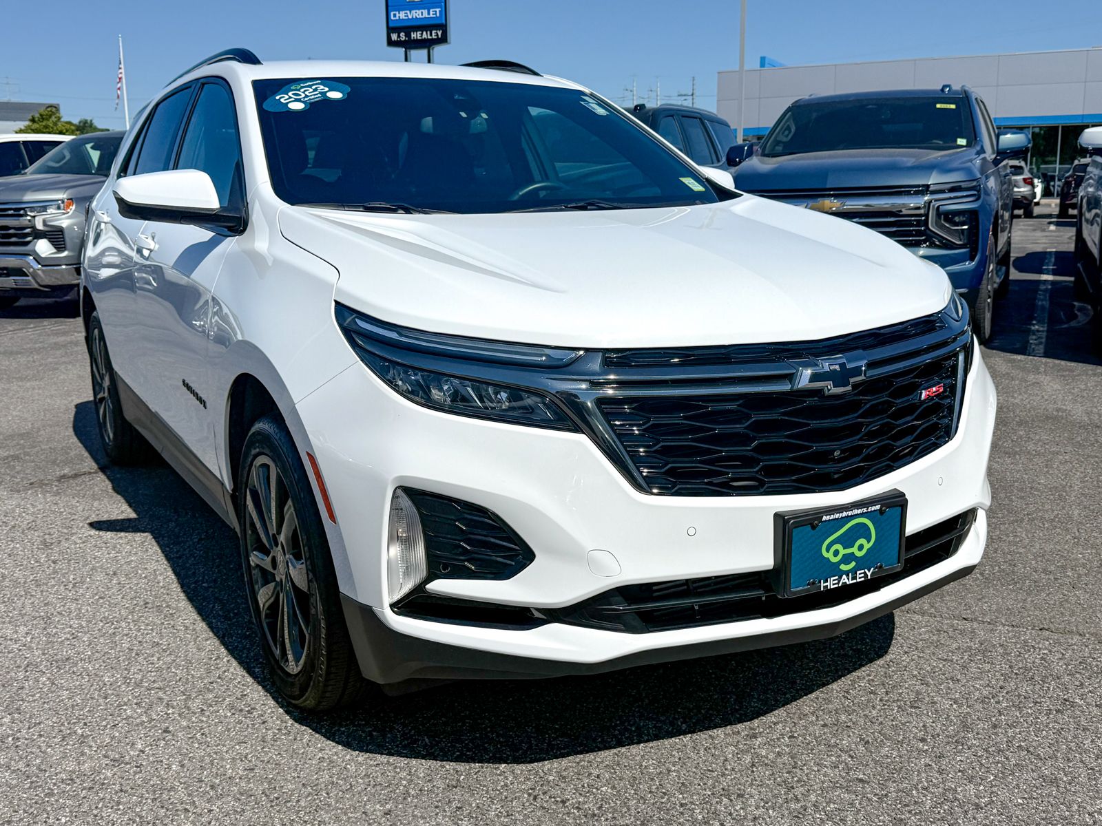 Photo view of 2023 Chevrolet Equinox in White