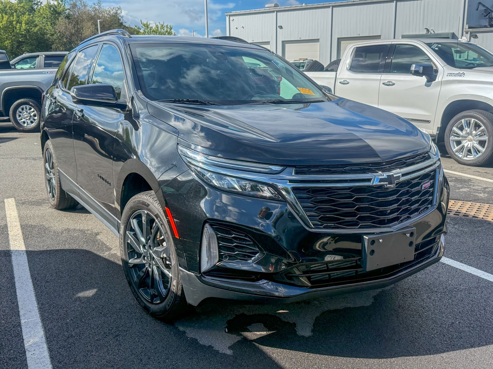 Photo view of 2023 Chevrolet Equinox in Black