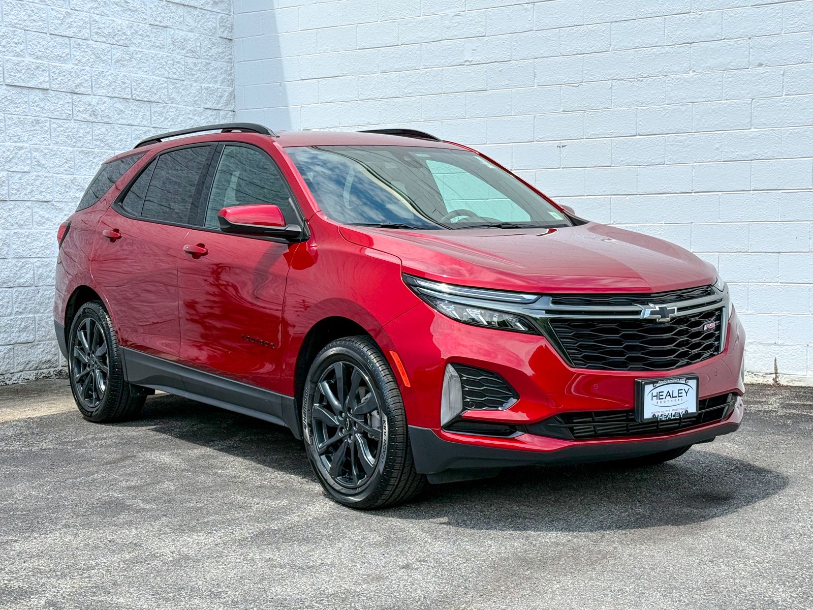 Photo view of 2022 Chevrolet Equinox in Red