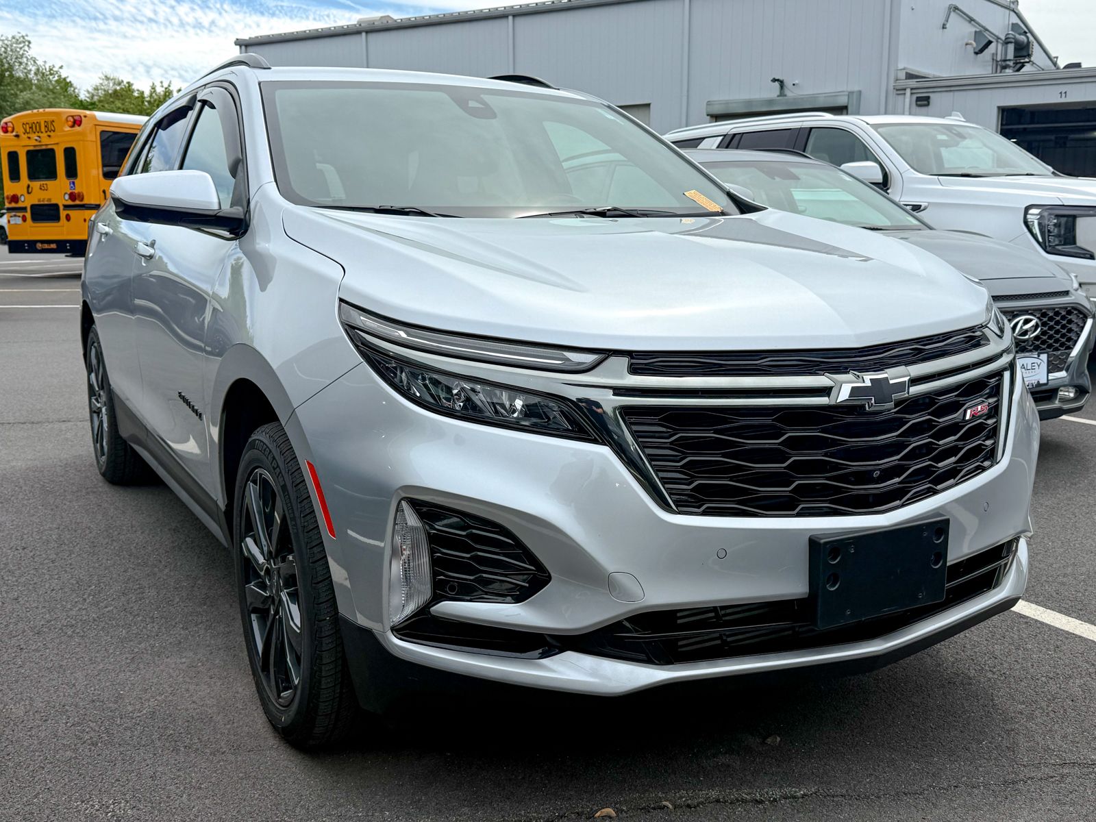 Photo view of 2022 Chevrolet Equinox in Gray
