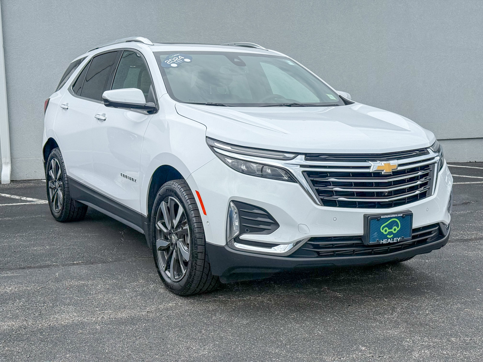 Photo view of 2024 Chevrolet Equinox in White