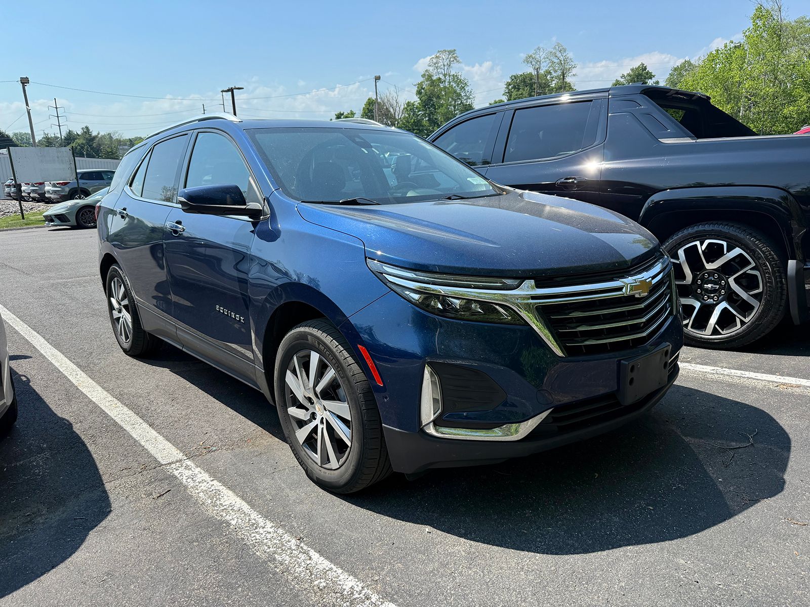 Photo view of 2022 Chevrolet Equinox in Blue