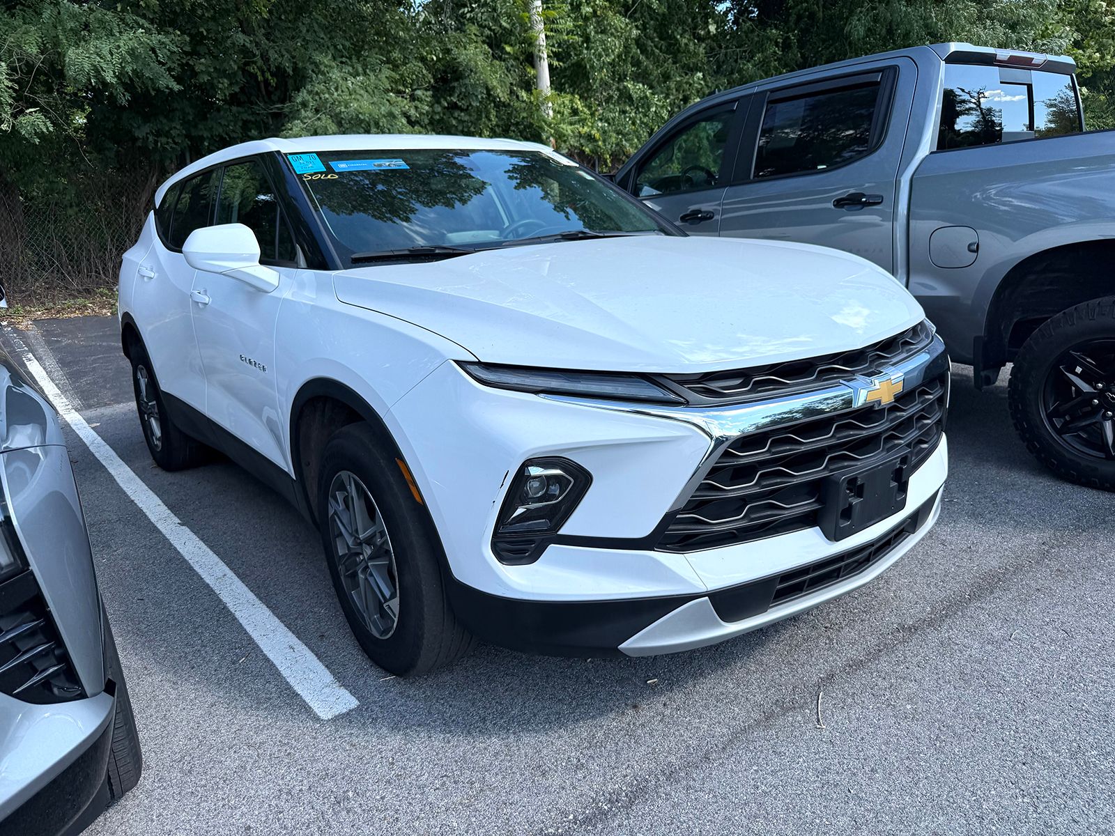 Photo view of 2025 Chevrolet Blazer in White