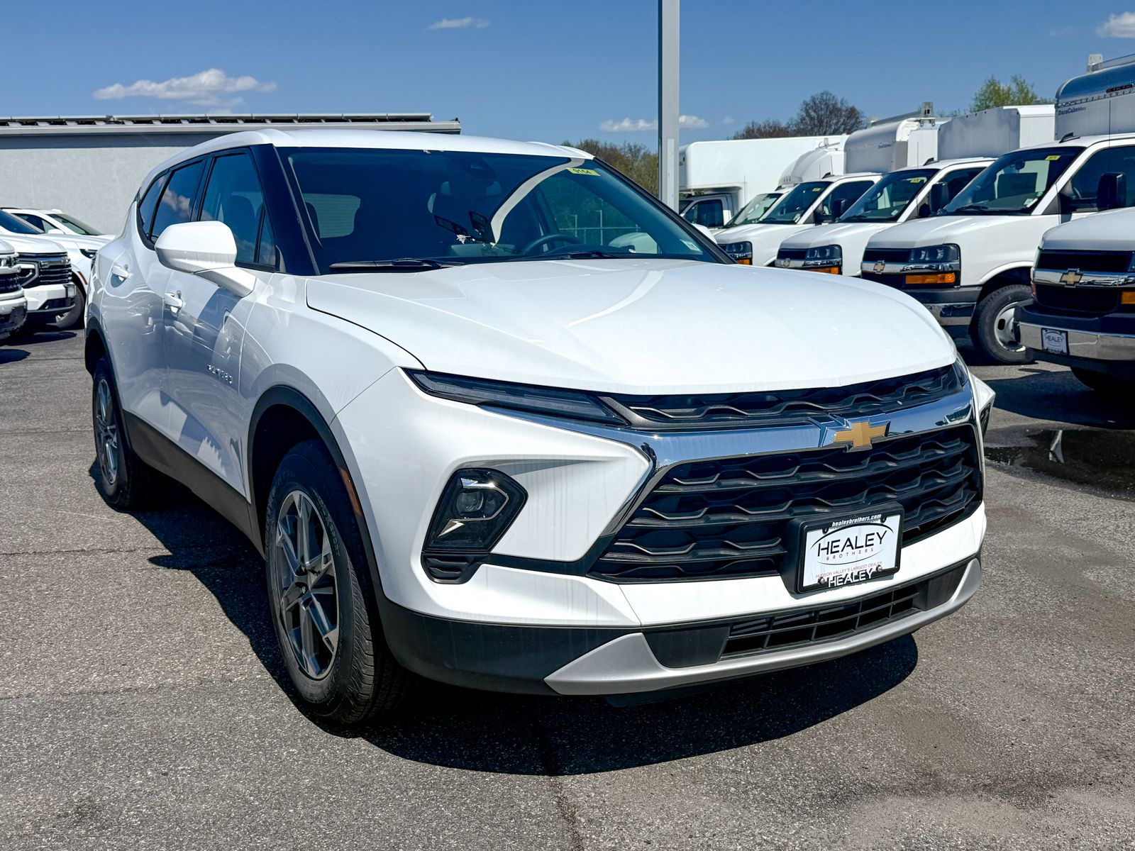 Photo view of 2025 Chevrolet Blazer in White