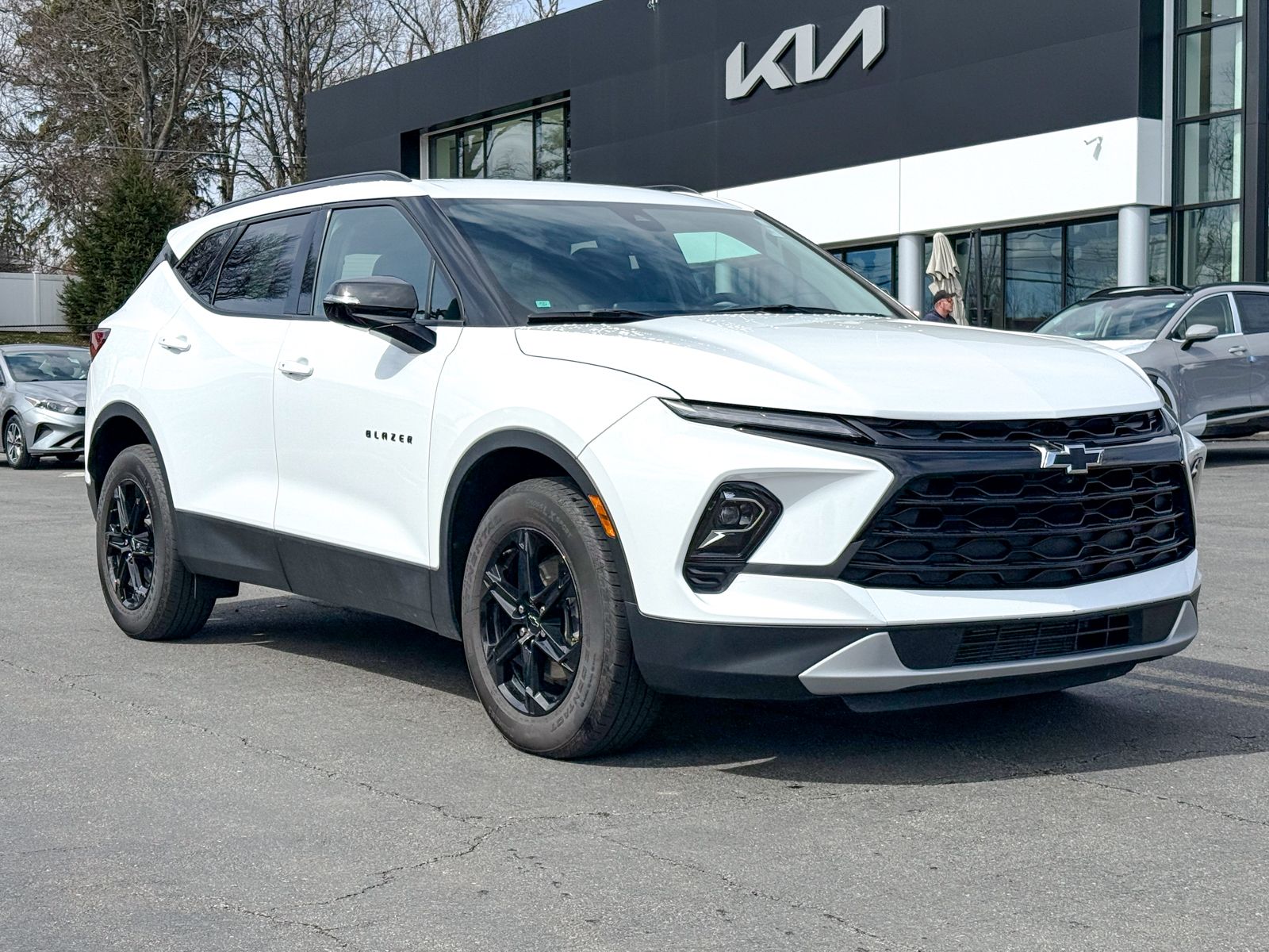 Photo view of 2023 Chevrolet Blazer in White