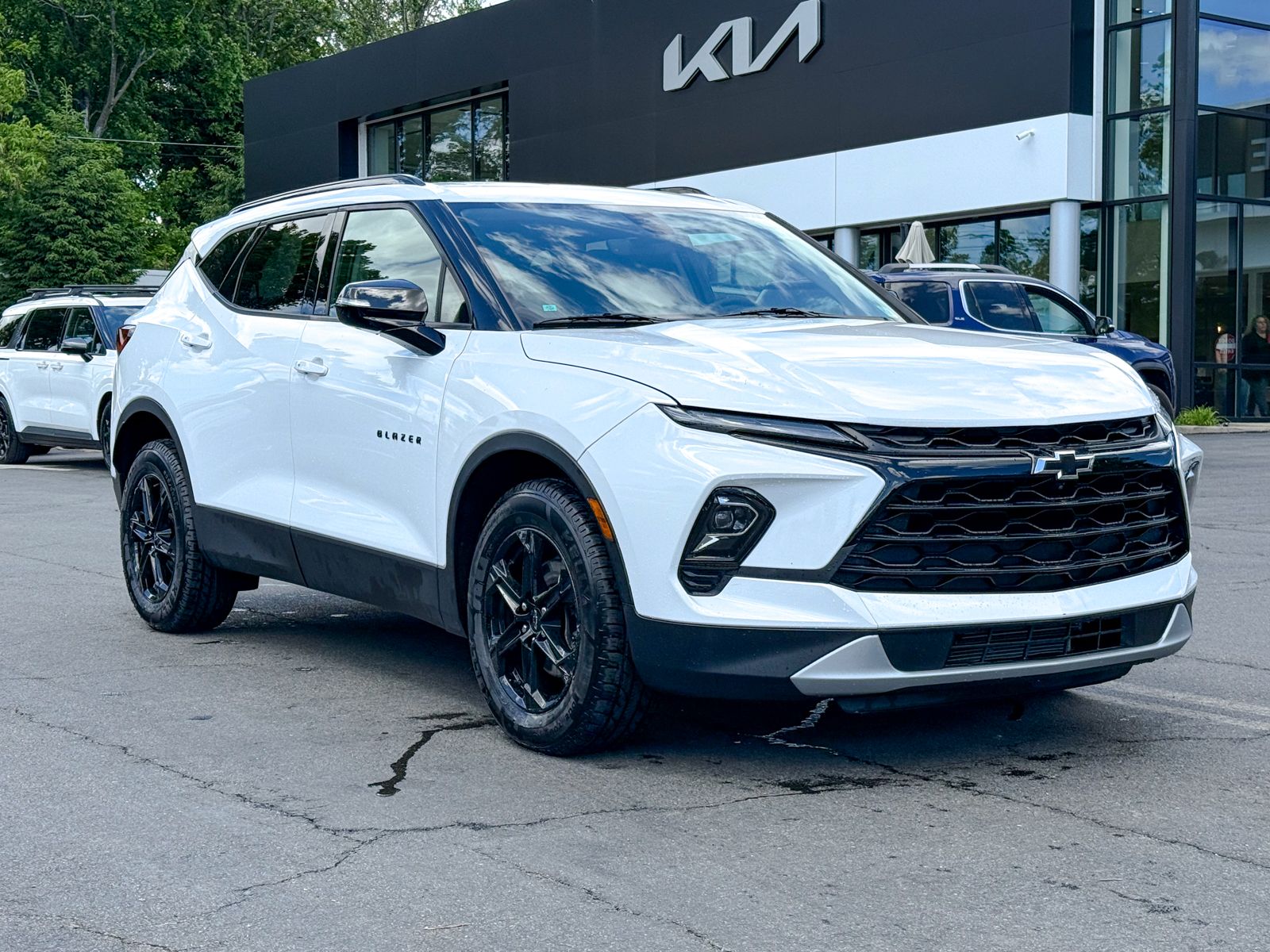 Photo view of 2023 Chevrolet Blazer in White