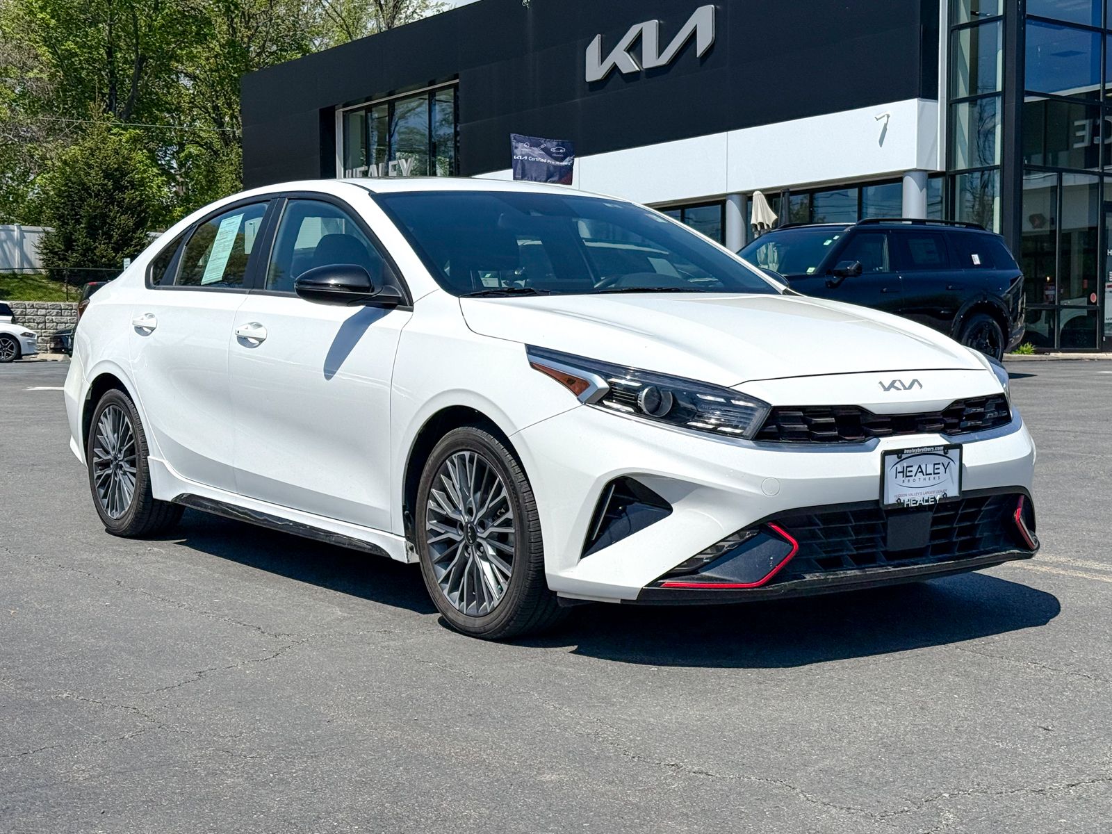 Photo view of 2023 Kia Forte in White