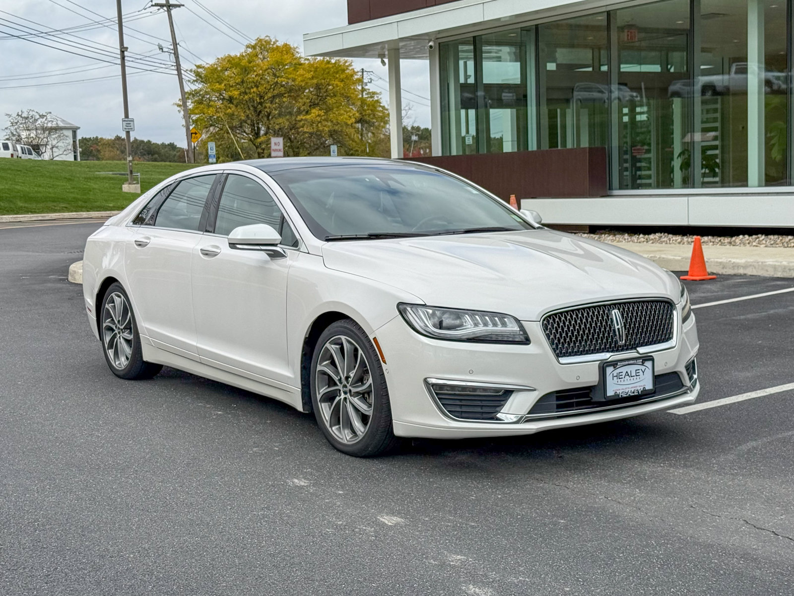 Photo view of 2018 Lincoln MKZ in White
