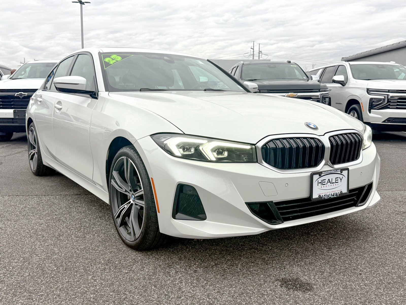 Photo view of 2023 BMW 3 Series in White