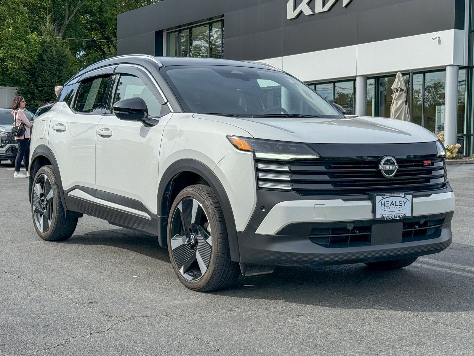 Photo view of 2025 Nissan Kicks in White