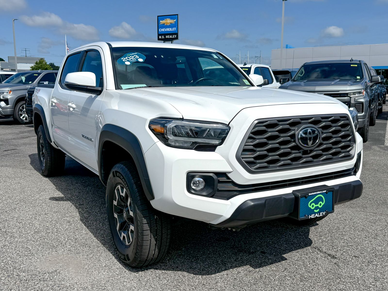 Photo view of 2023 Toyota Tacoma 4WD in White