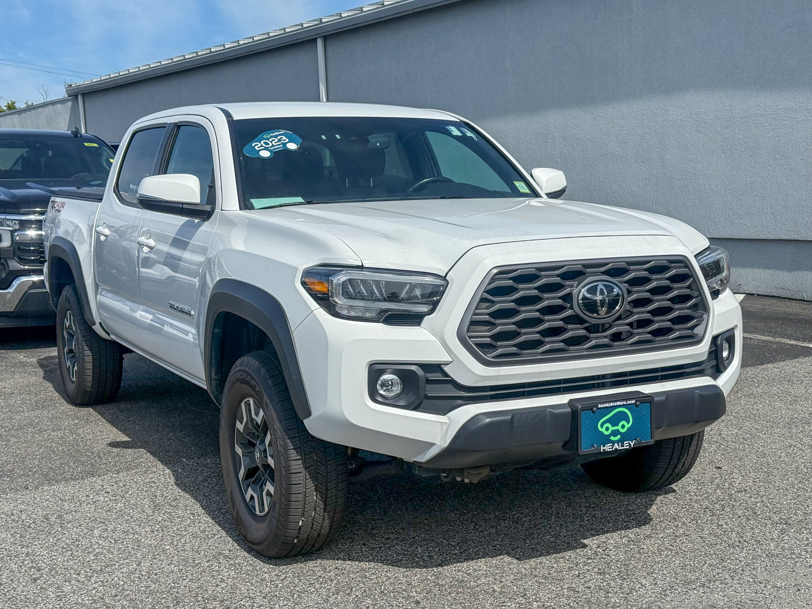 Photo view of 2023 Toyota Tacoma 4WD in White