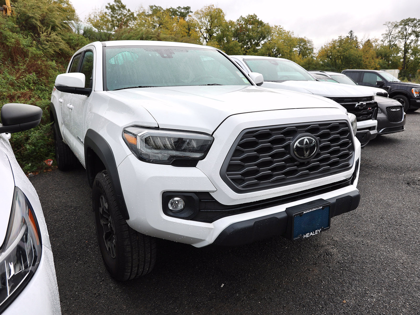 Photo view of 2023 Toyota Tacoma 4WD in White