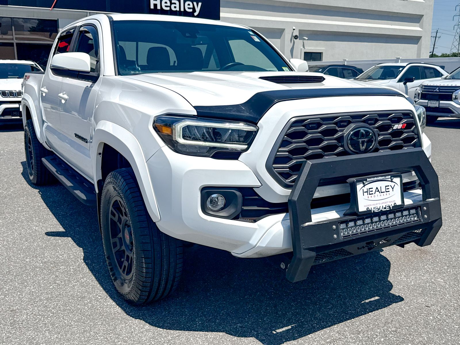 Photo view of 2020 Toyota Tacoma in White