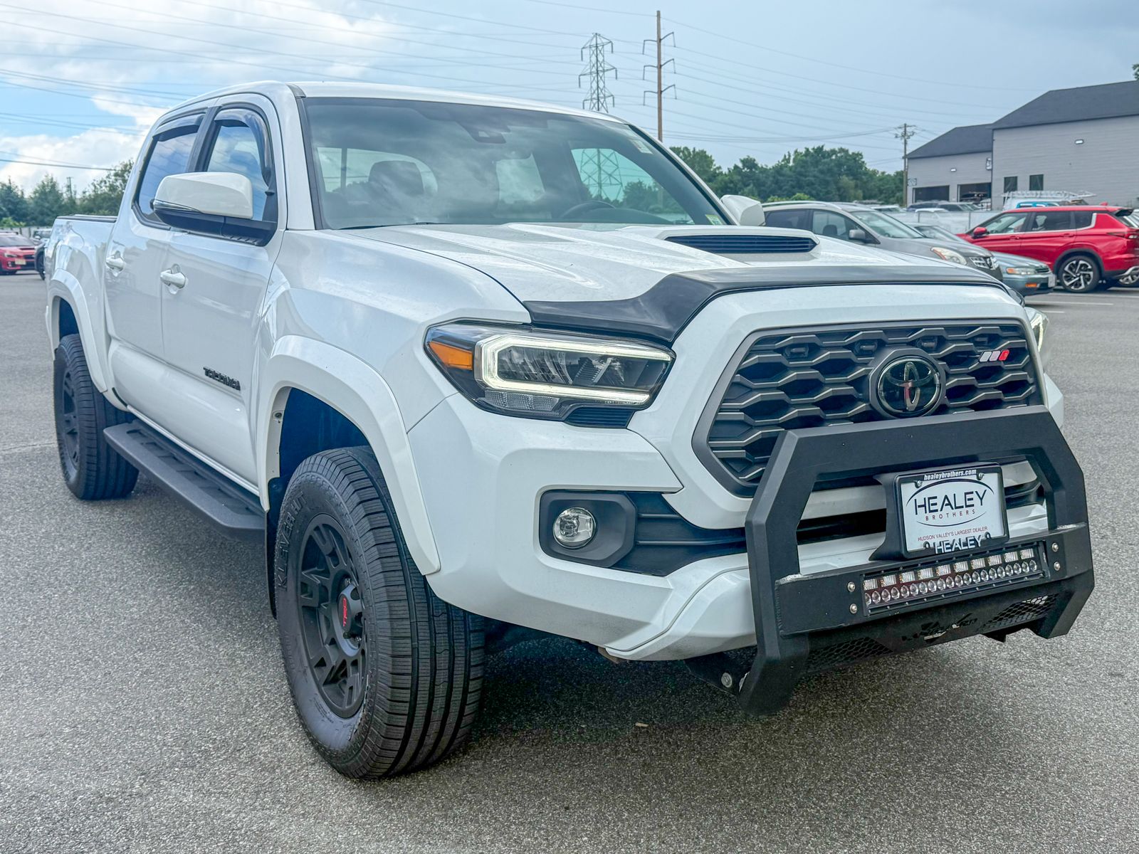 Photo view of 2020 Toyota Tacoma in White