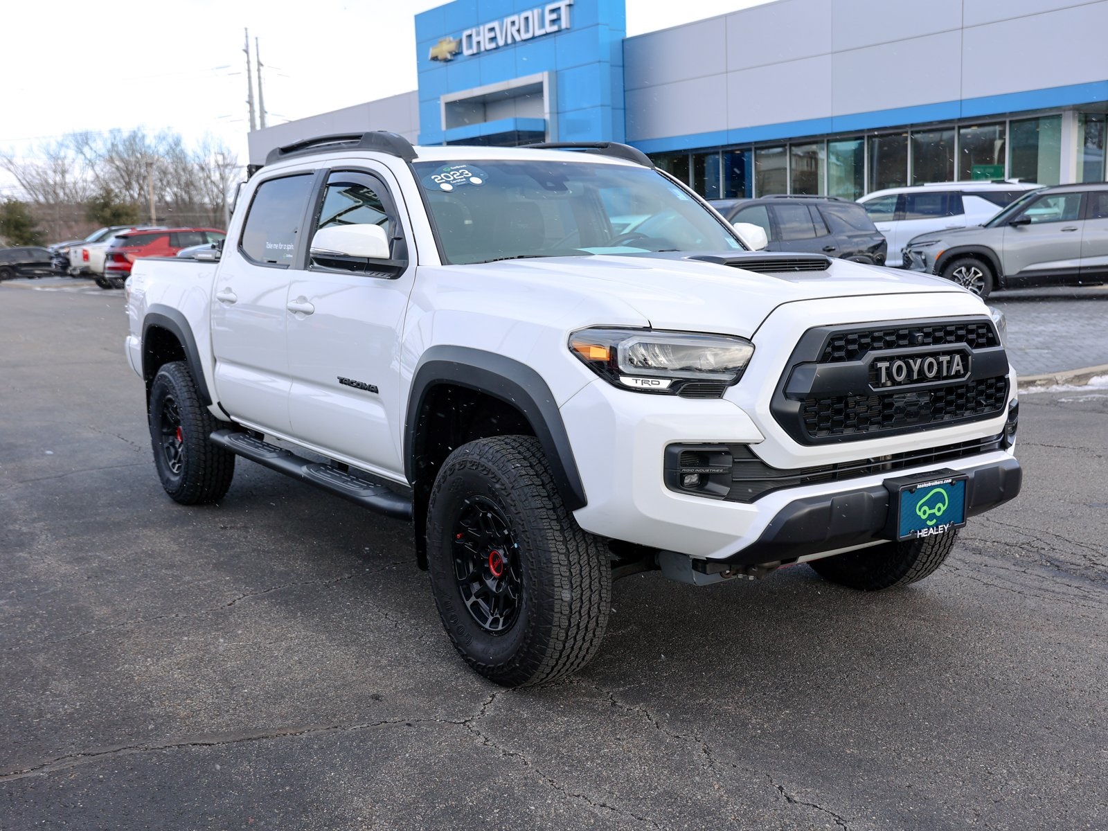 Photo view of 2023 Toyota Tacoma 4WD in White