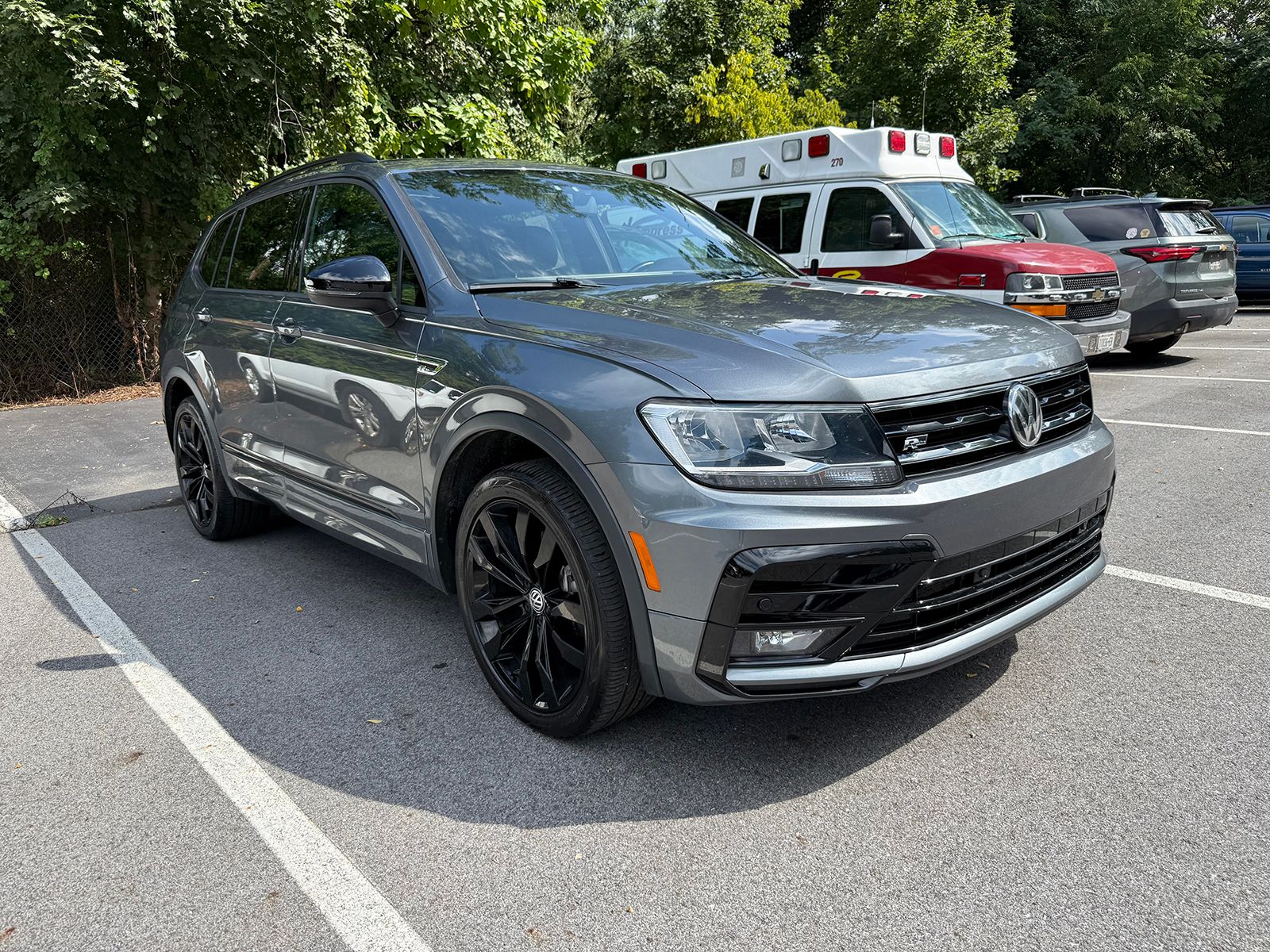 Photo view of 2021 Volkswagen Tiguan in Gray