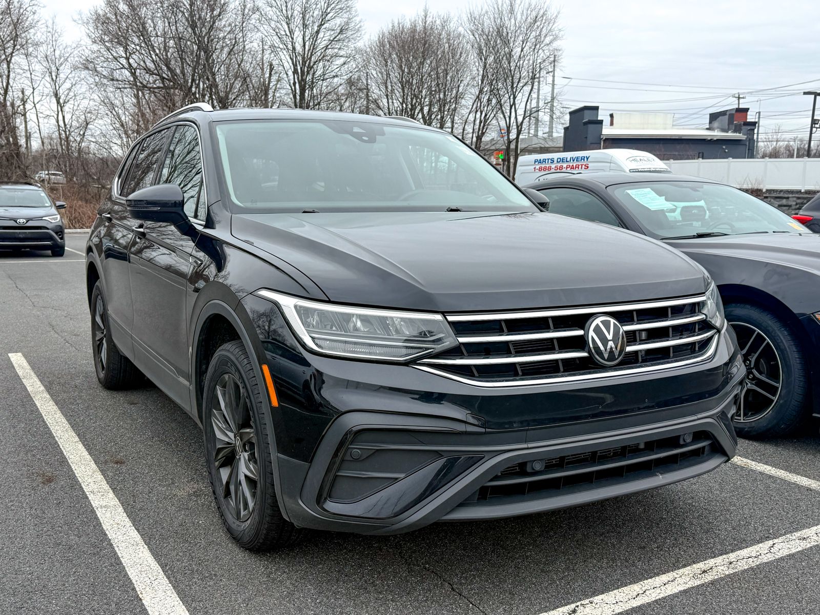 Photo view of 2024 Volkswagen Tiguan in Black