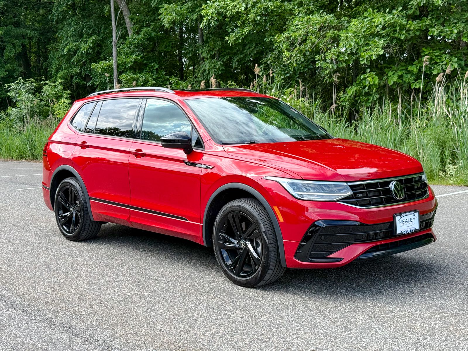 Photo view of 2024 Volkswagen Tiguan in Red
