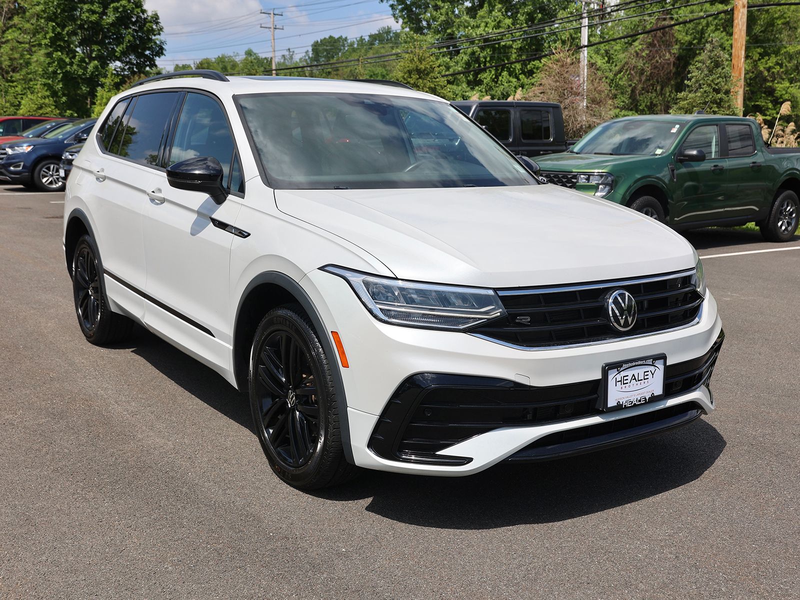 Photo view of 2022 Volkswagen Tiguan in White