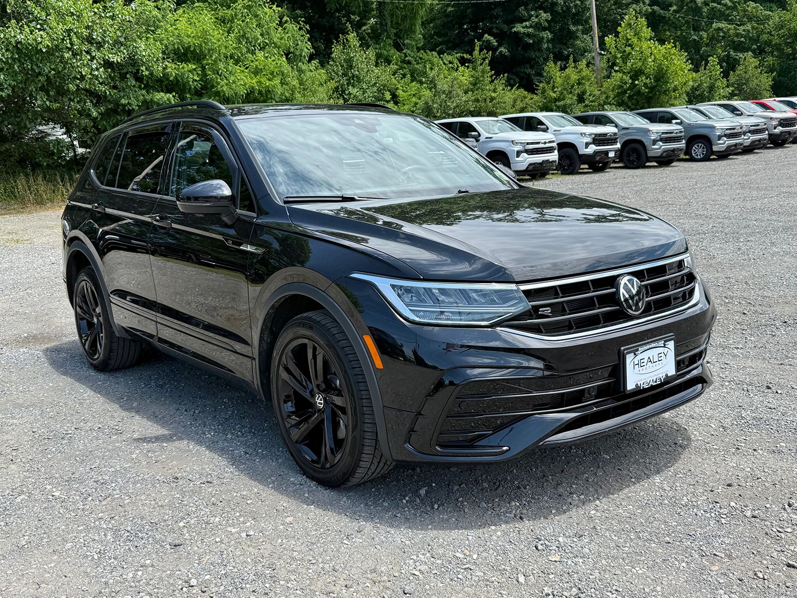Photo view of 2024 Volkswagen Tiguan in Black