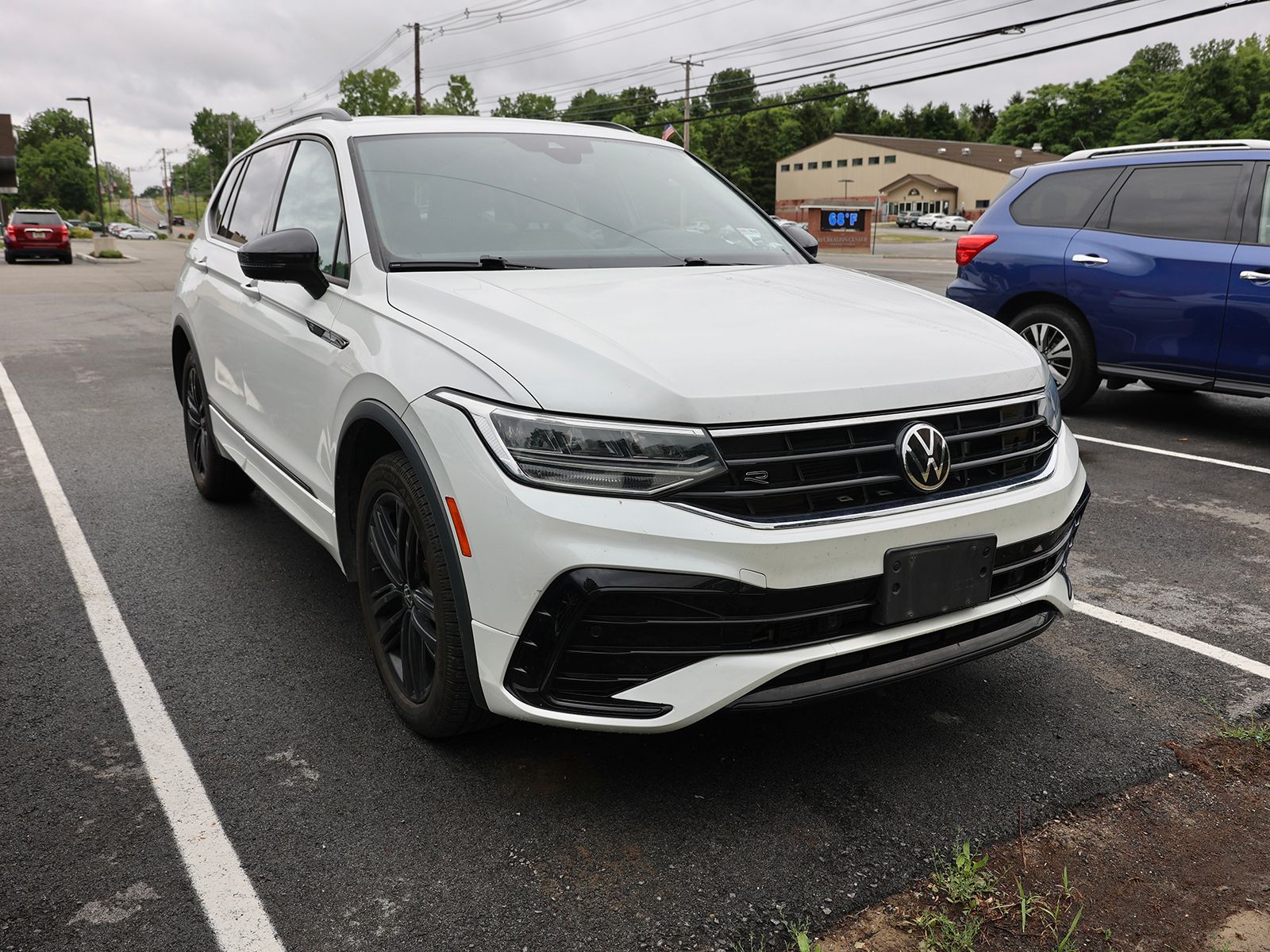 Photo view of 2022 Volkswagen Tiguan in White