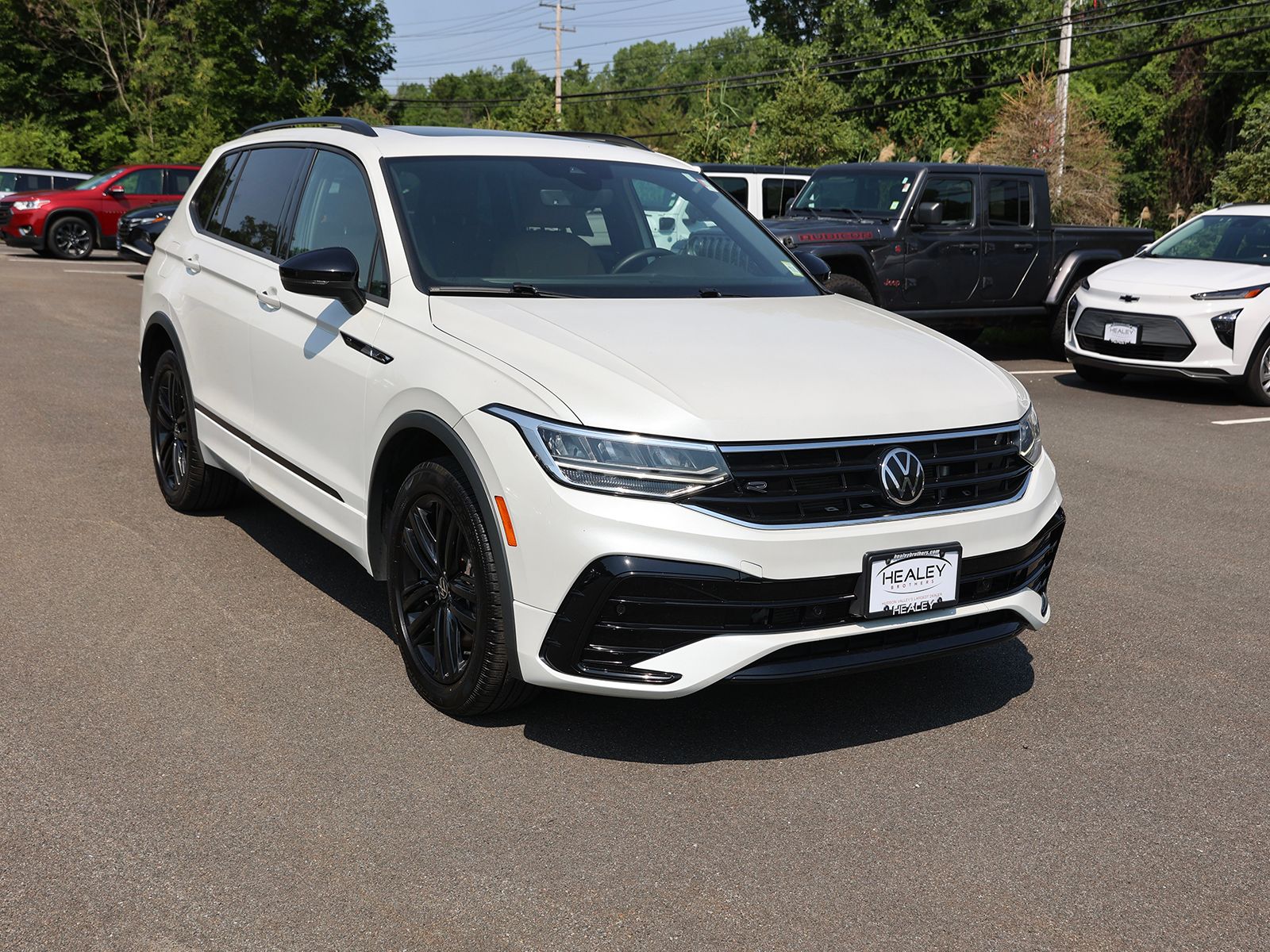 Photo view of 2022 Volkswagen Tiguan in White