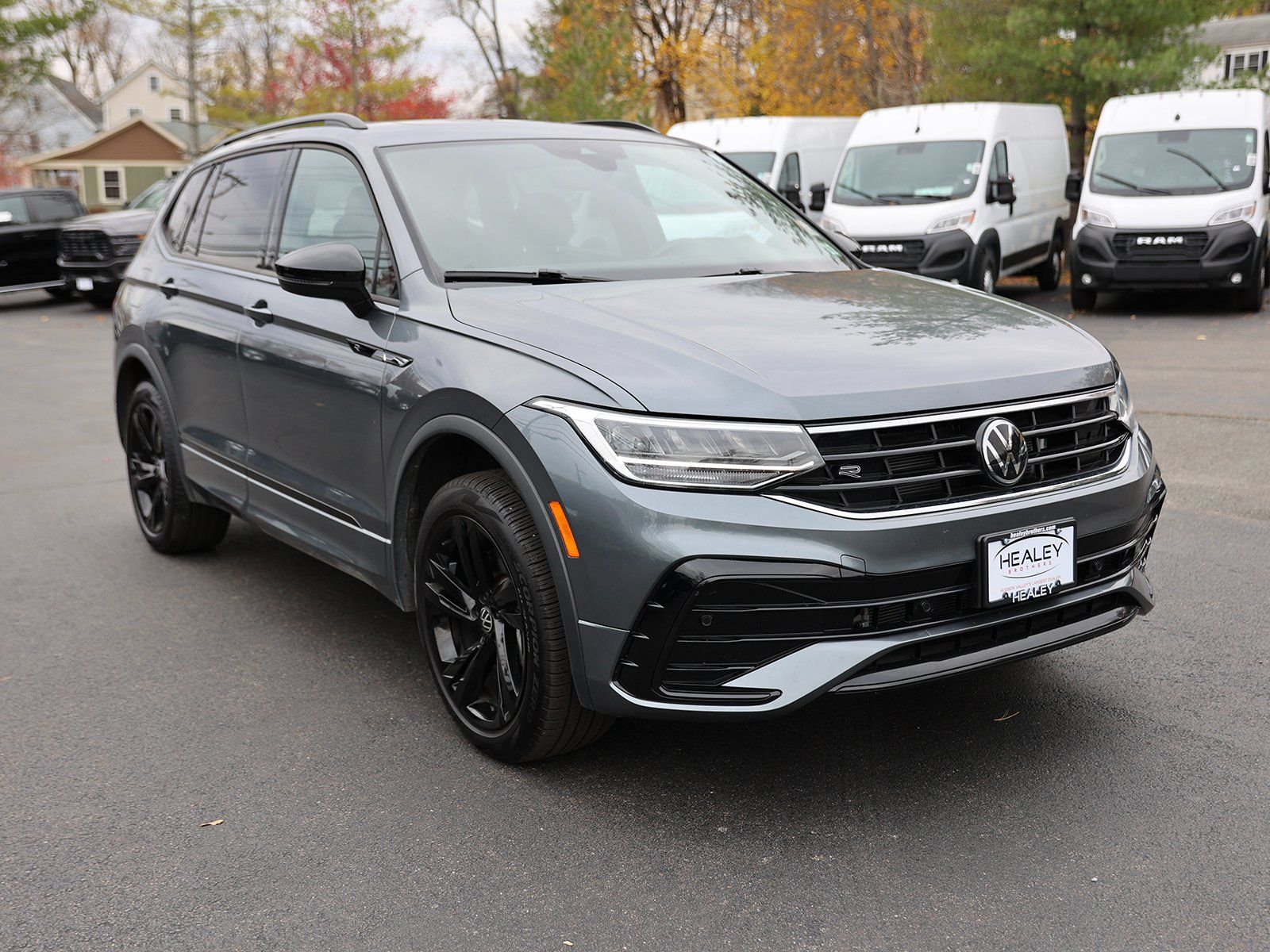 Photo view of 2024 Volkswagen Tiguan in Gray