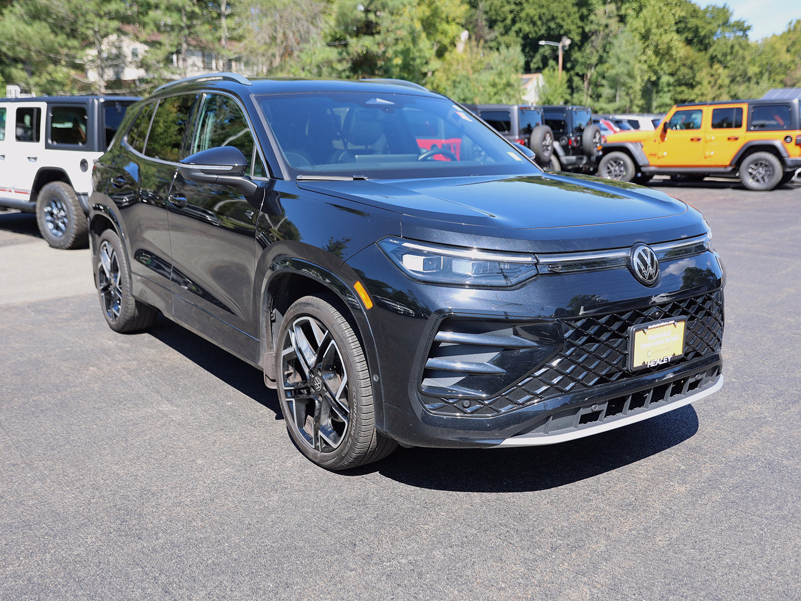 Photo view of 2025 Volkswagen Tiguan in Black