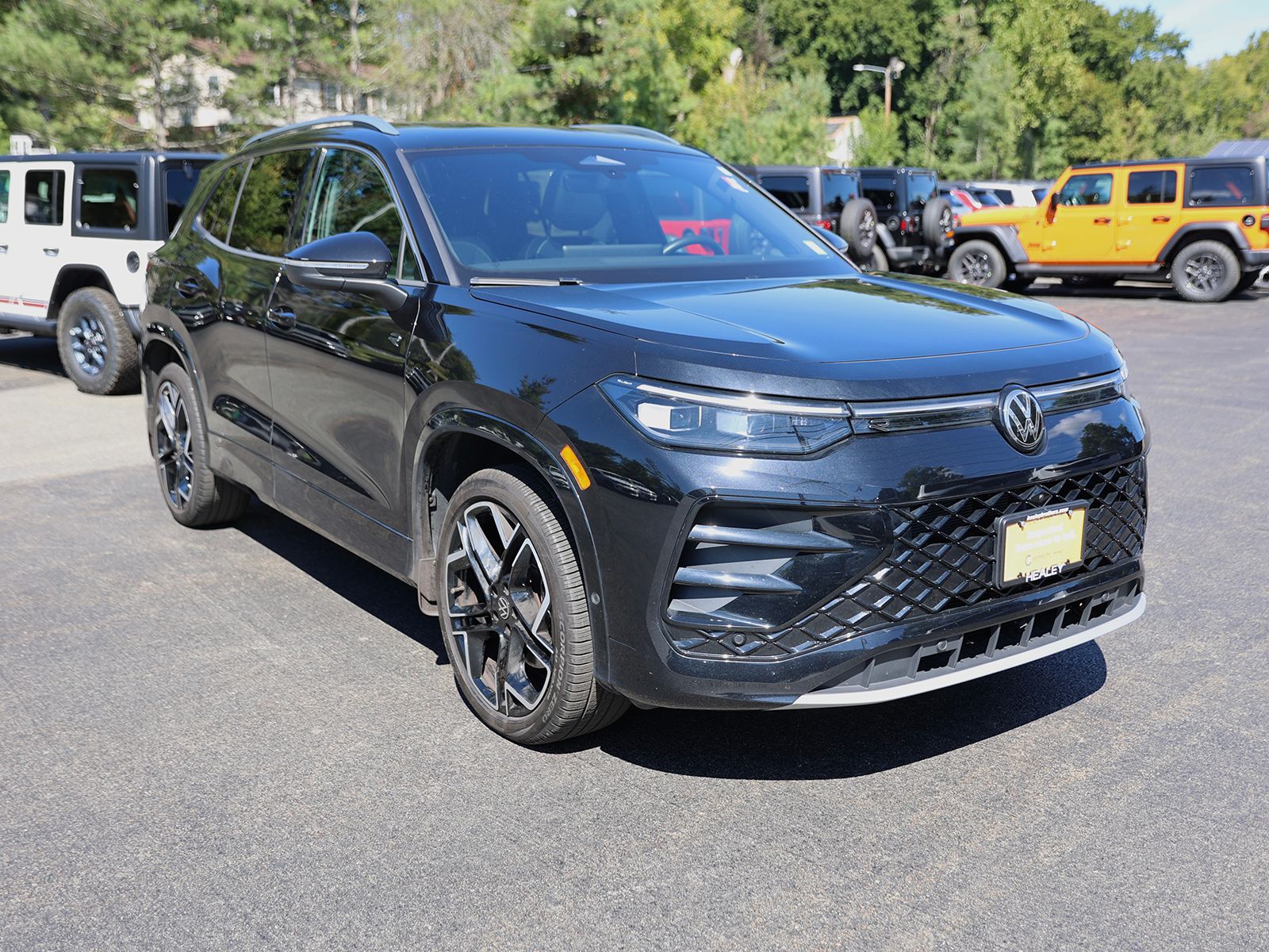 Photo view of 2025 Volkswagen Tiguan in Black