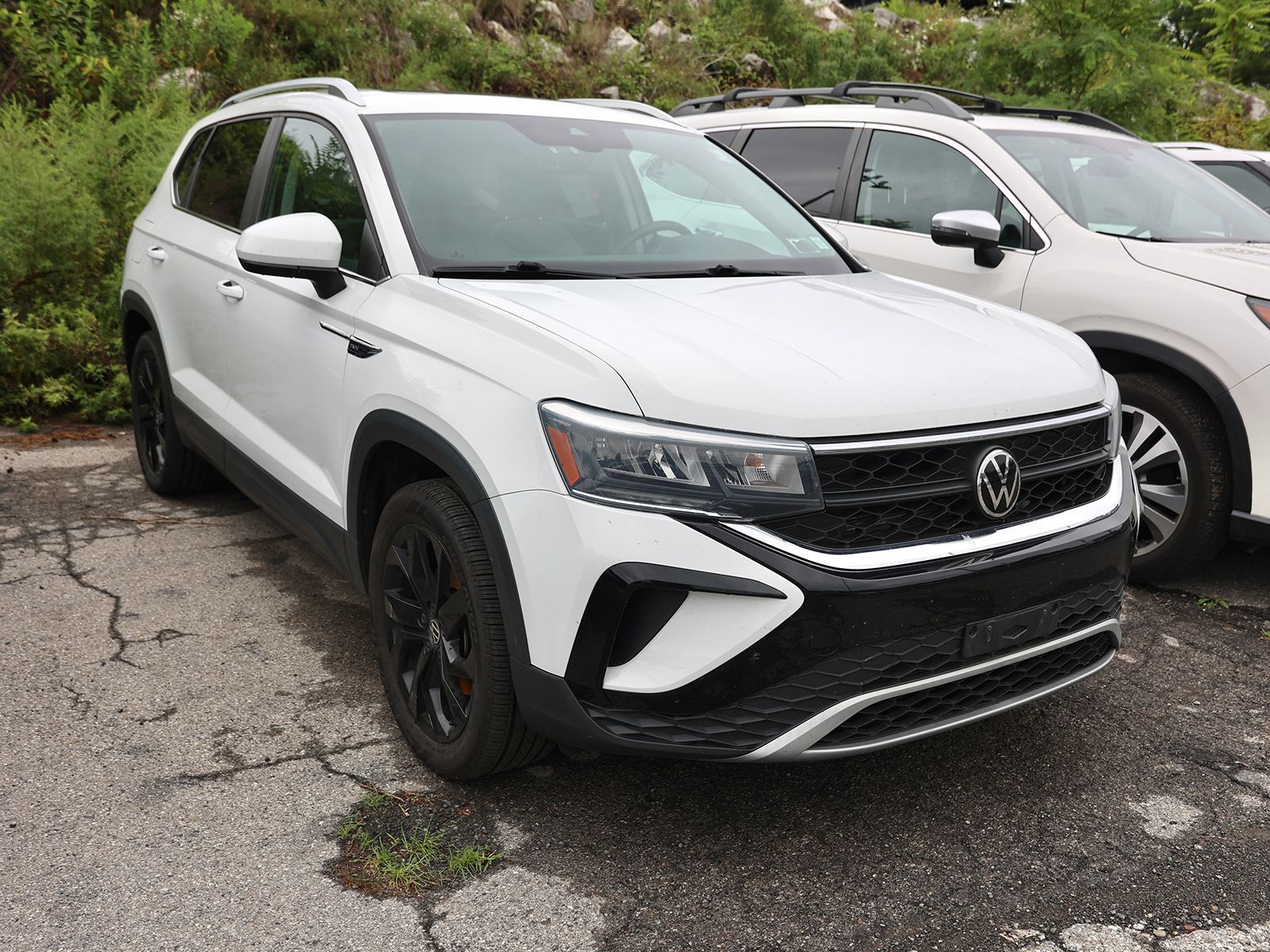 Photo view of 2022 Volkswagen Taos in White