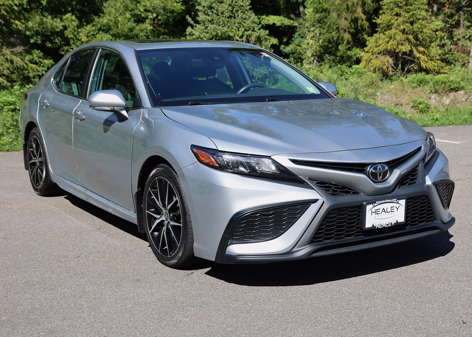 Photo view of 2022 Toyota Camry in Silver
