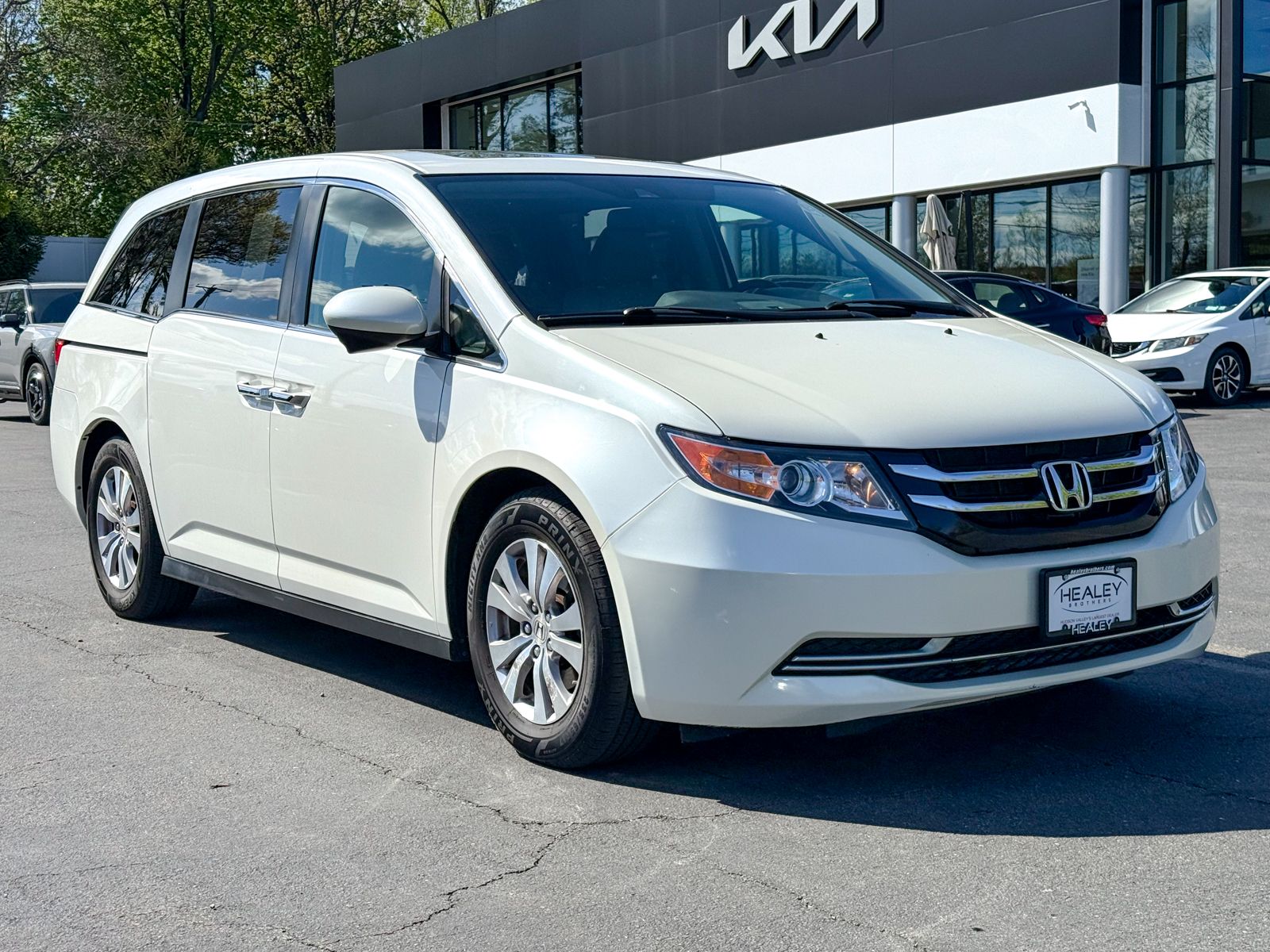 Photo view of 2015 Honda Odyssey in White