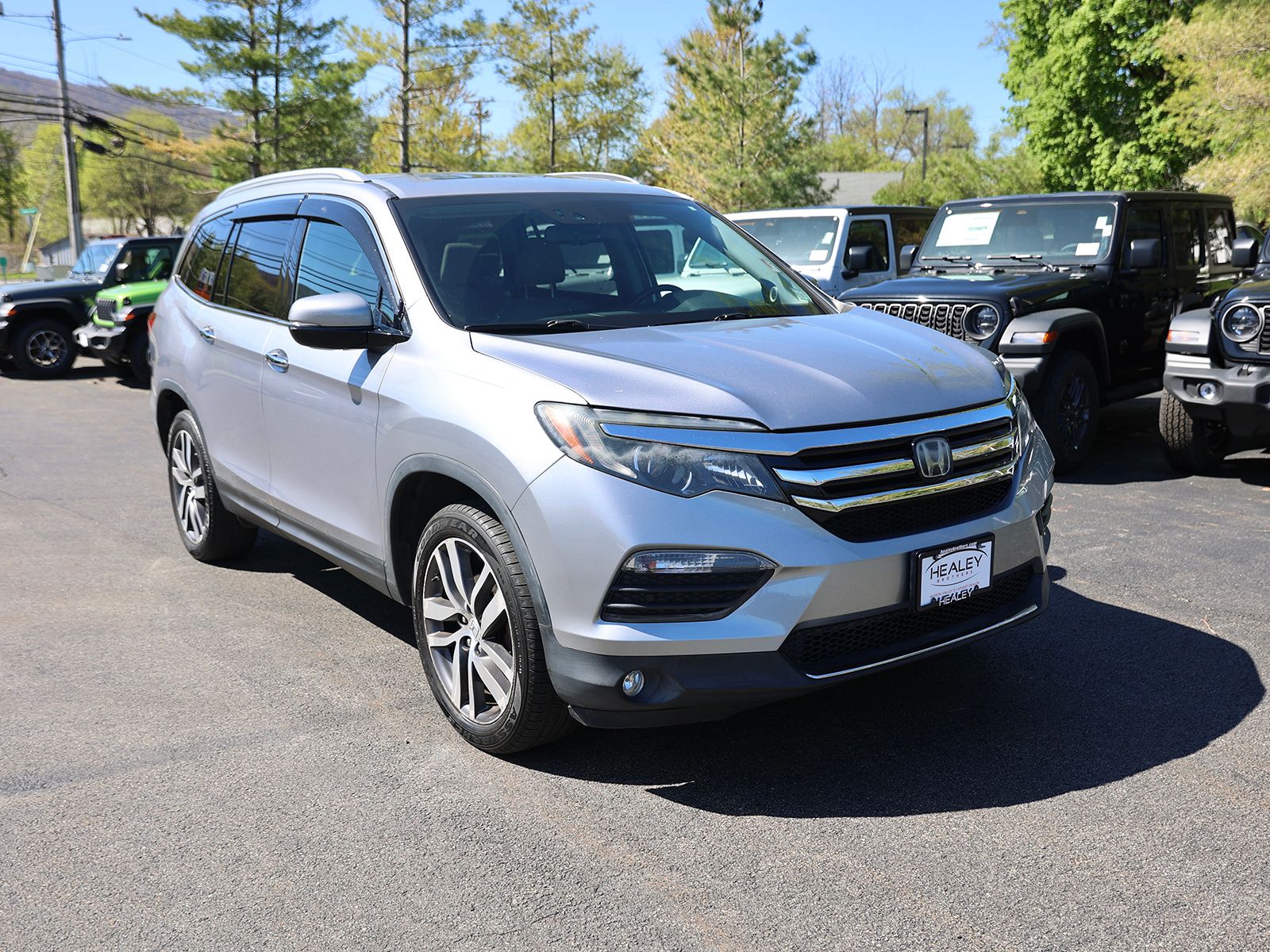 Photo view of 2017 Honda Pilot in Gray
