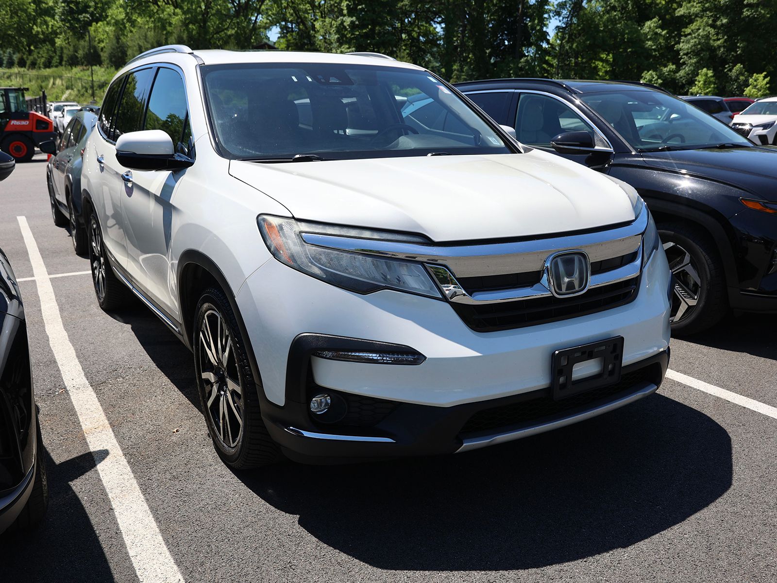 Photo view of 2019 Honda Pilot in White
