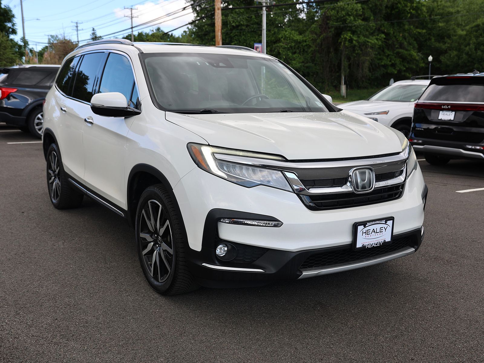 Photo view of 2019 Honda Pilot in White