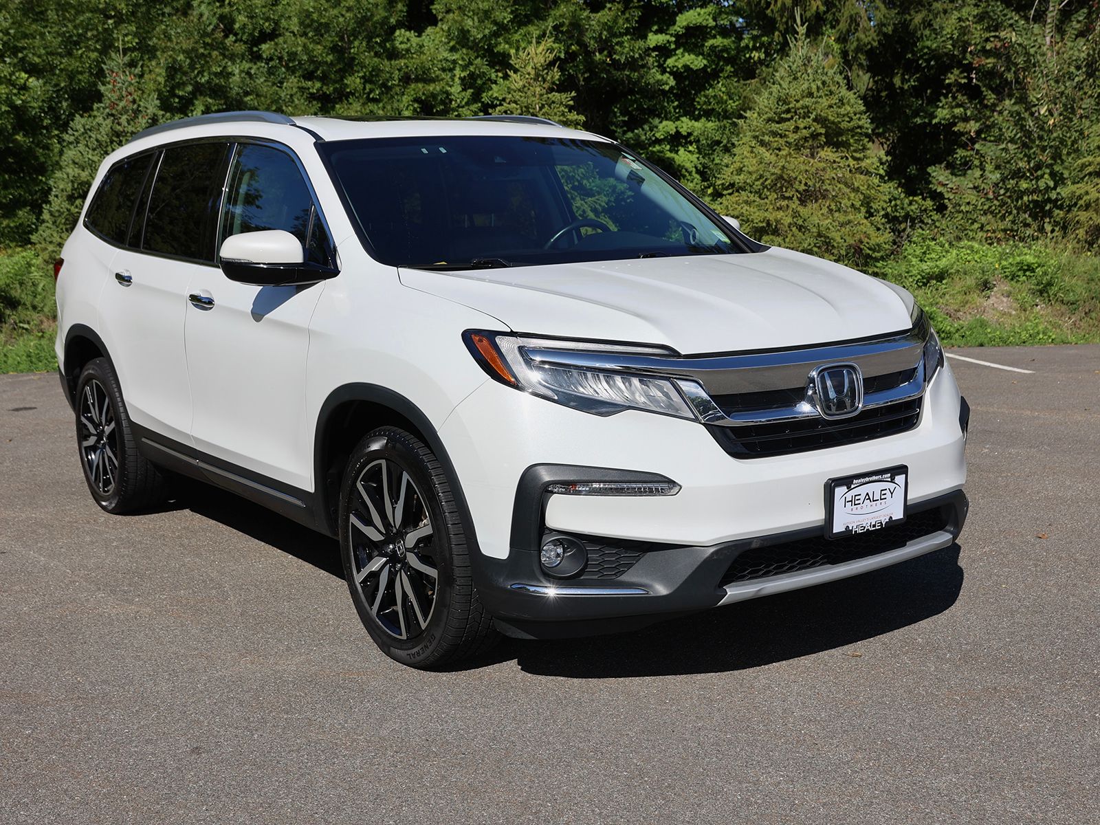 Photo view of 2020 Honda Pilot in White