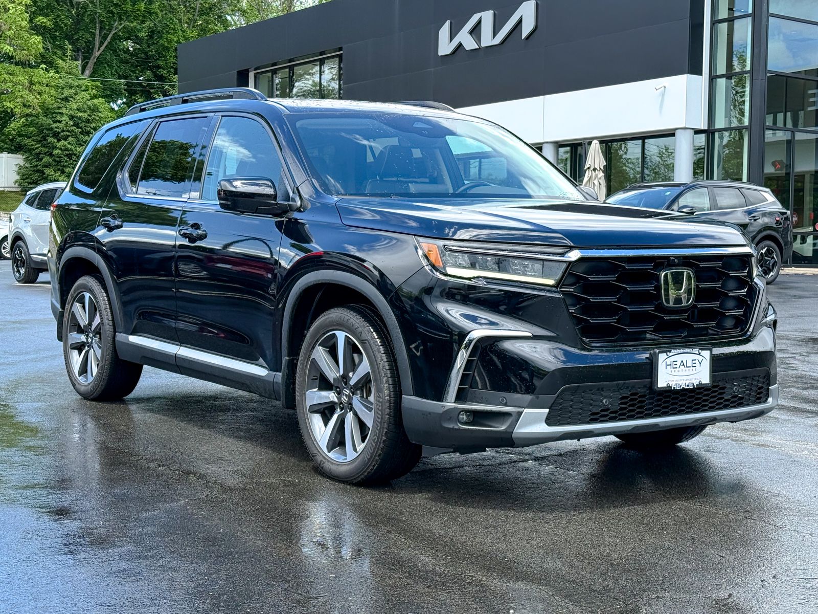Photo view of 2023 Honda Pilot in Black