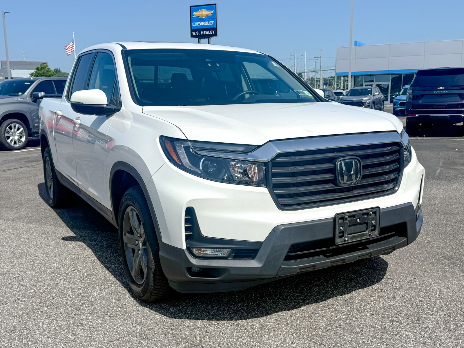 Photo view of 2023 Honda Ridgeline in White