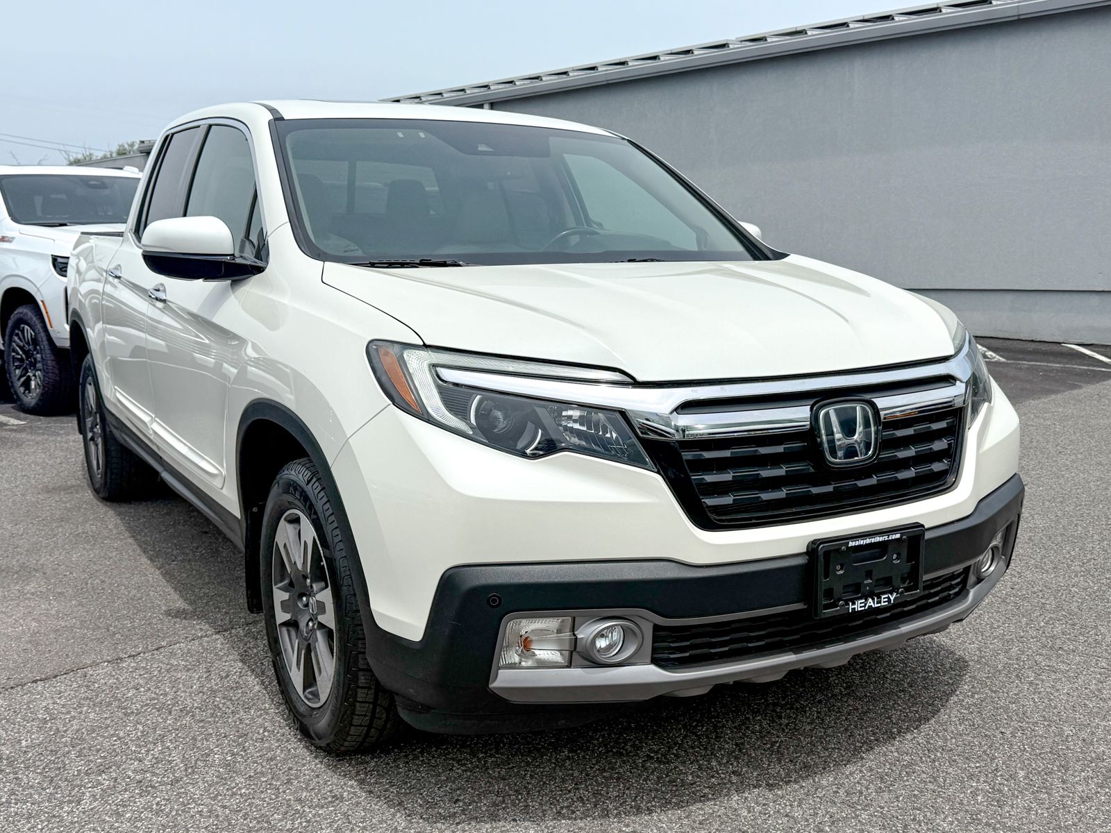Photo view of 2019 Honda Ridgeline in White