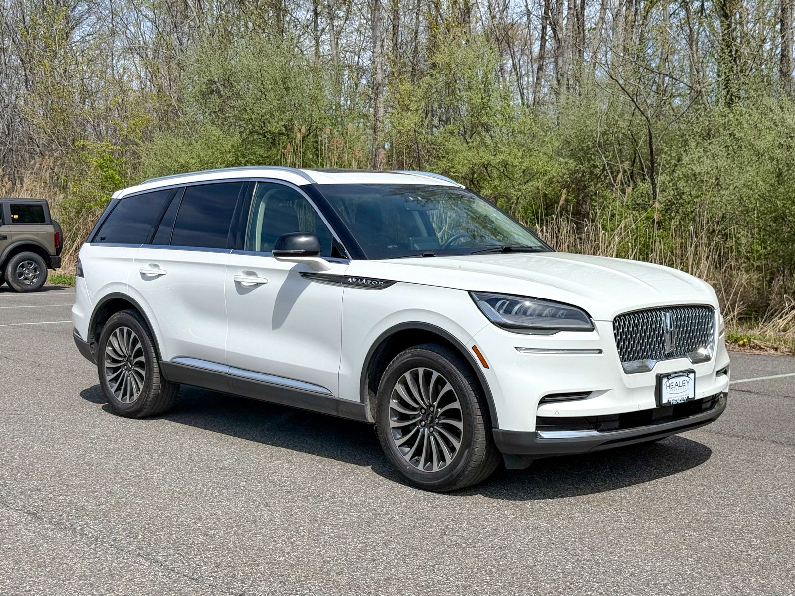 Photo view of 2022 Lincoln Aviator in White