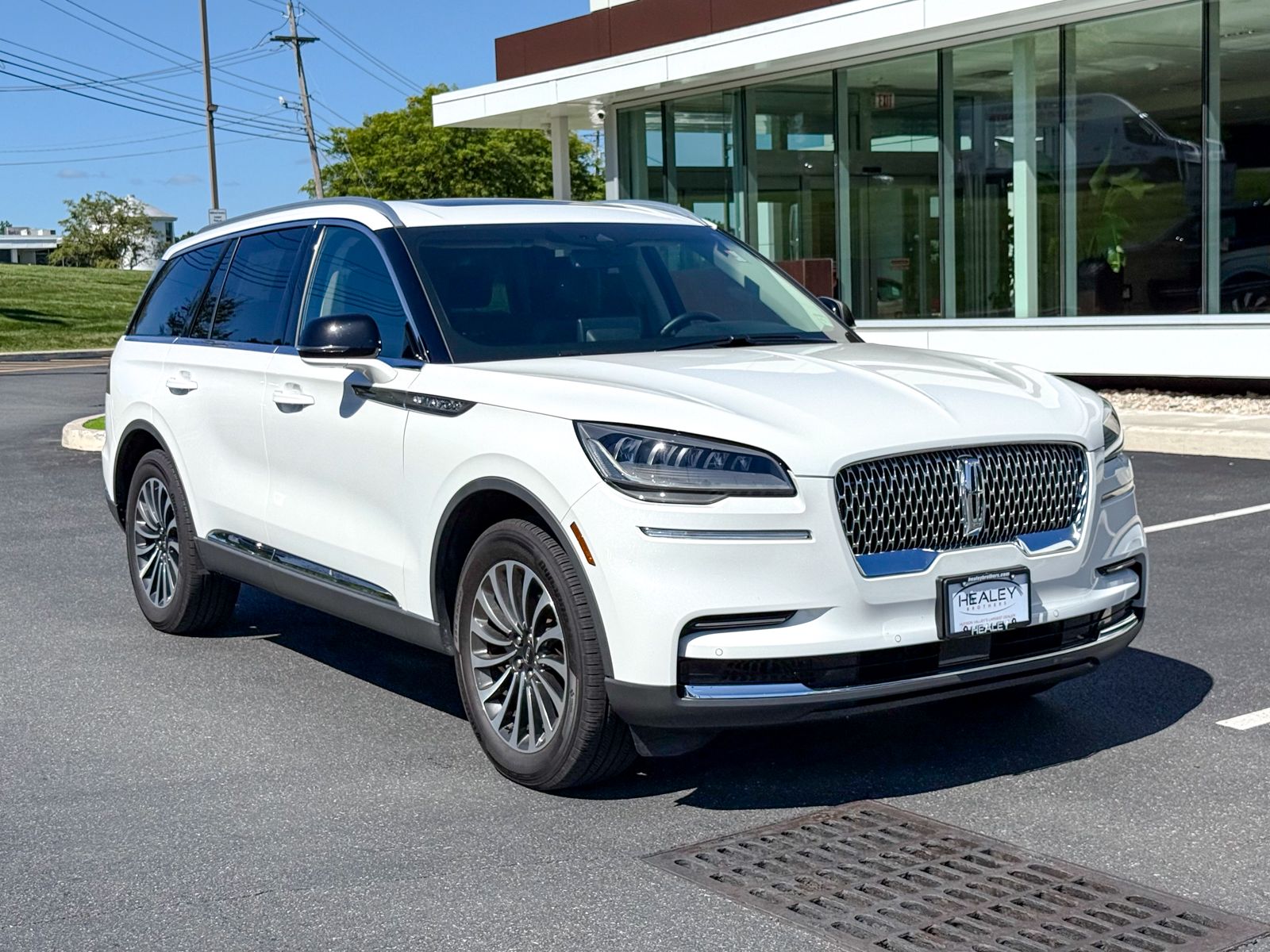 Photo view of 2023 Lincoln Aviator in White