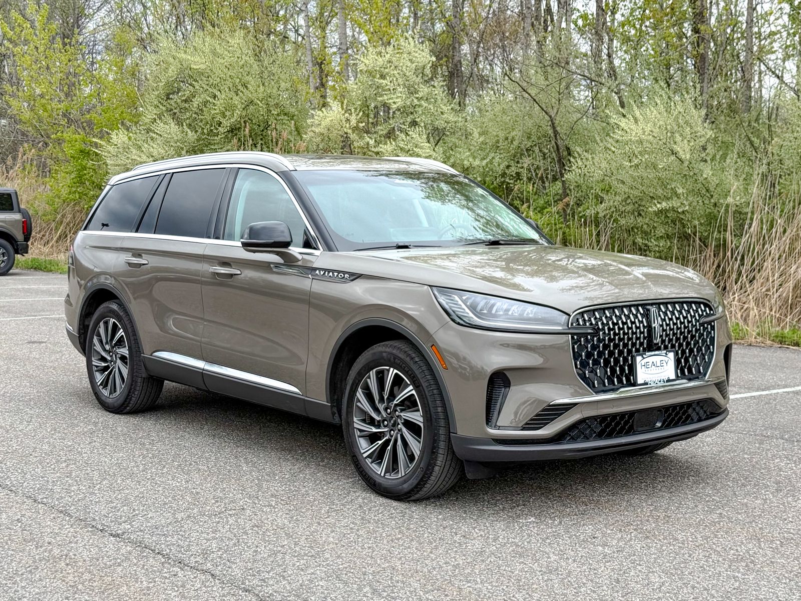 Photo view of 2025 Lincoln Aviator in Gray