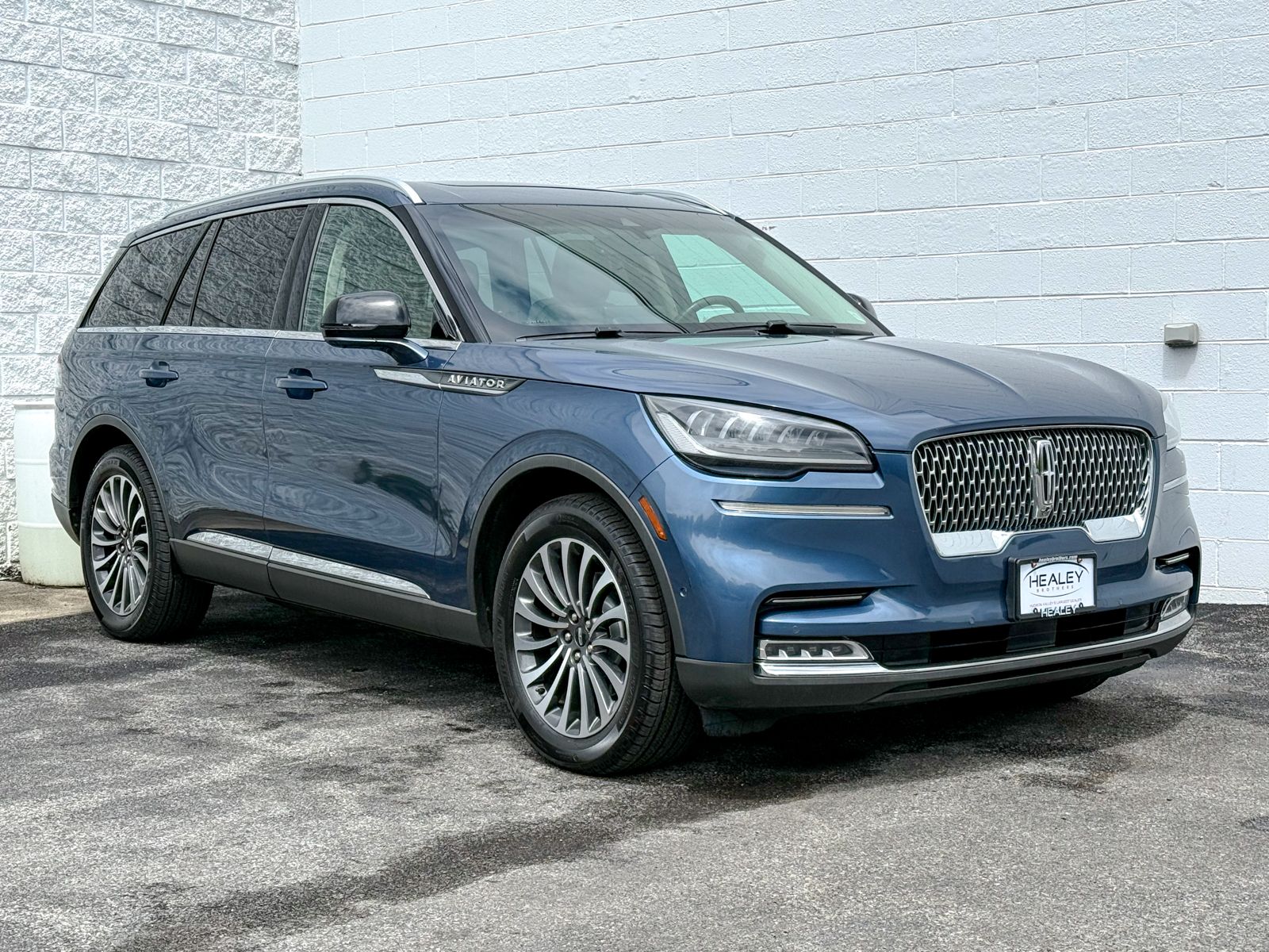 Photo view of 2020 Lincoln Aviator in Blue