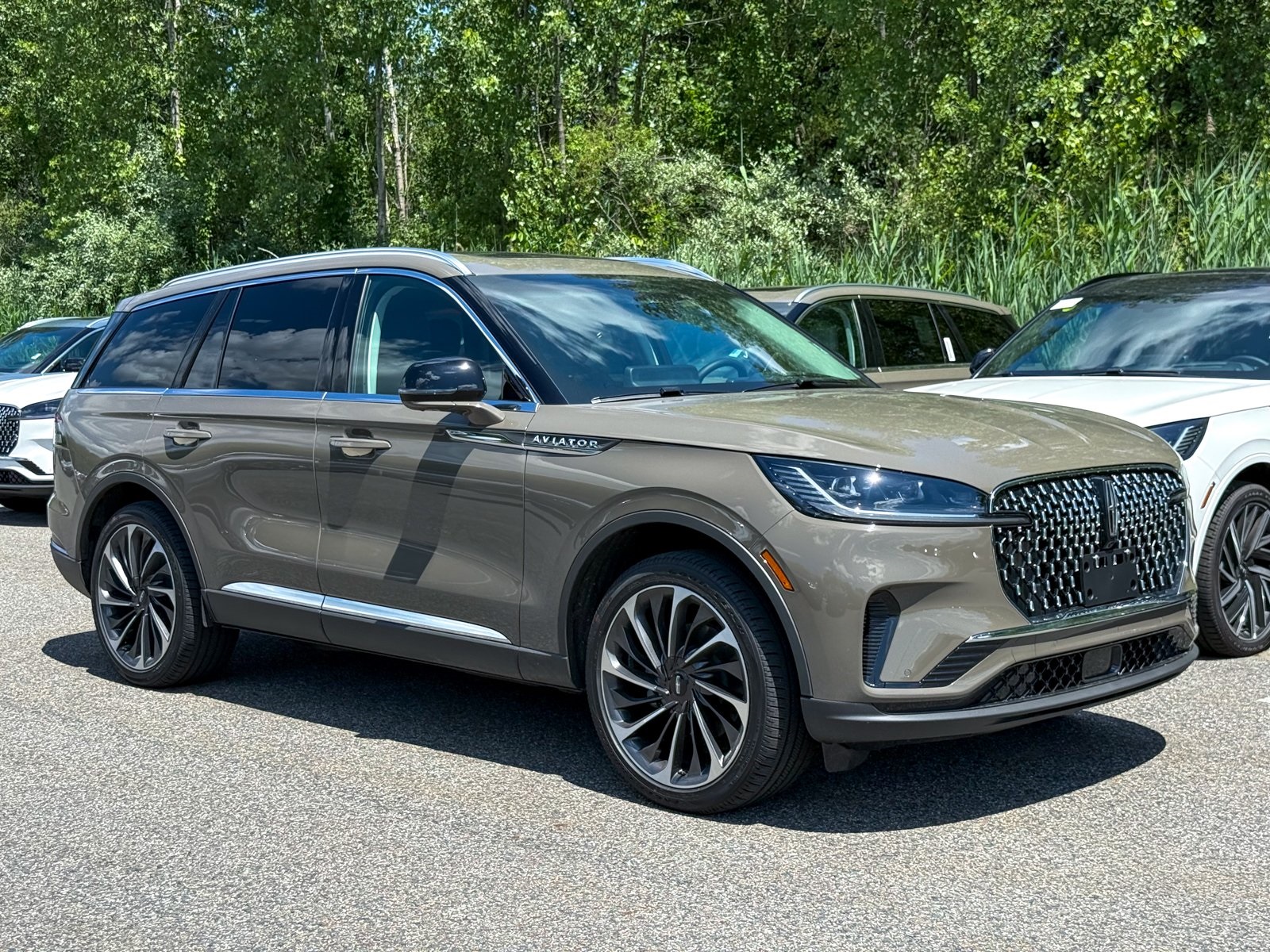 Photo view of 2025 Lincoln Aviator in Gray